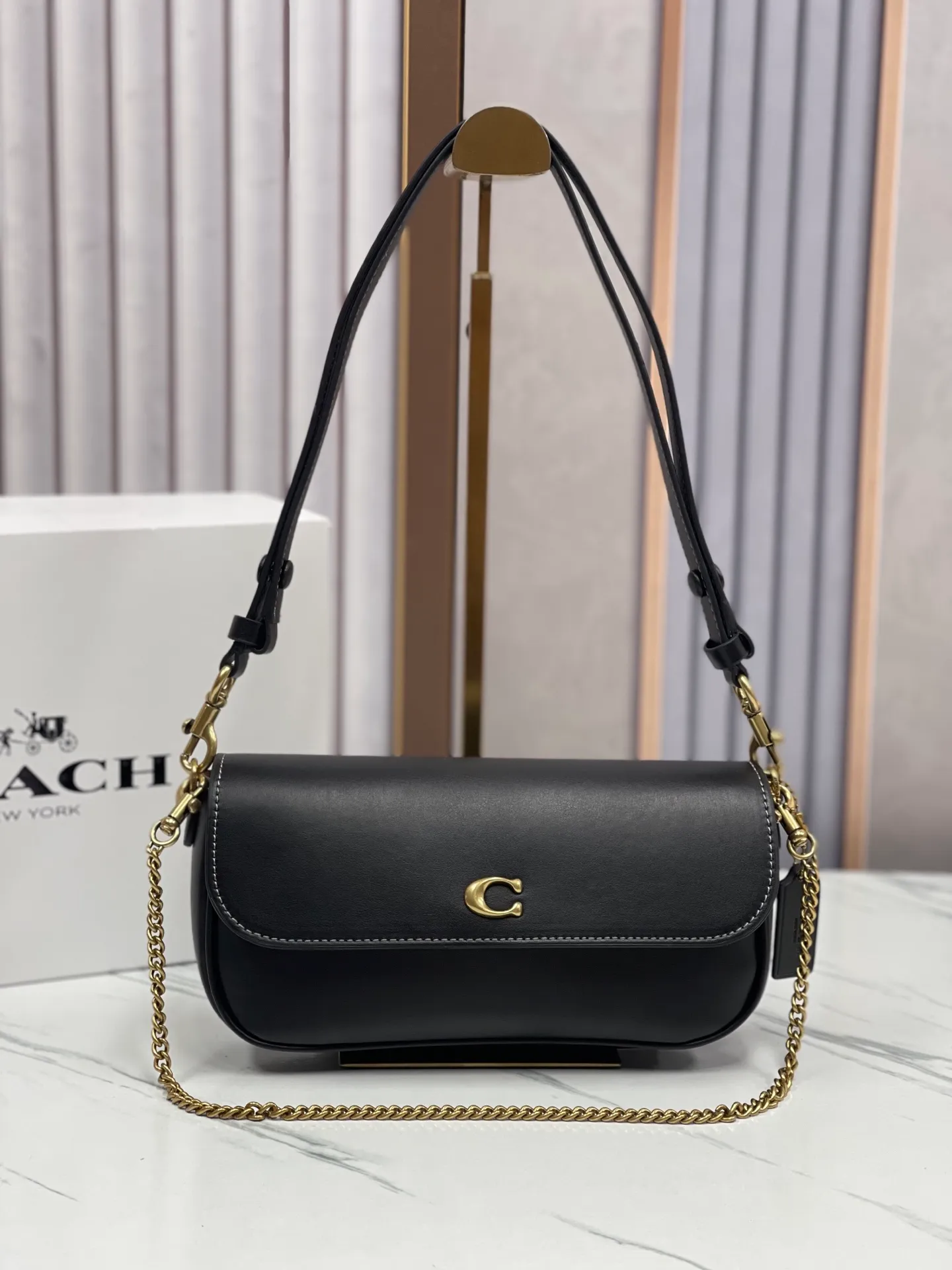 Batch 380¥💰Coach/Coach new model, CAN90 CAN91 CAN92 Brook Chain bag is a lightweight and attractive baguette bag. It is a practical small bag with clamshell design and strong privacy. There is also a large zipper layer in the bag. Metal chain and leather, with two shoulder straps, it is very convenient. The four colors are all attractive. Size 23-12-4,