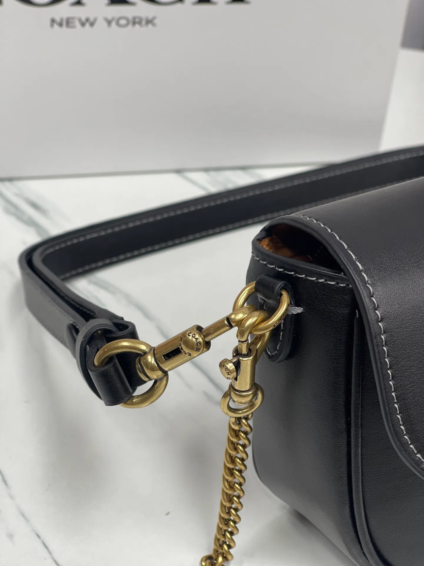 Batch 380¥💰Coach/Coach new model, CAN90 CAN91 CAN92 Brook Chain bag is a lightweight and attractive baguette bag. It is a practical small bag with clamshell design and strong privacy. There is also a large zipper layer in the bag. Metal chain and leather, with two shoulder straps, it is very convenient. The four colors are all attractive. Size 23-12-4,