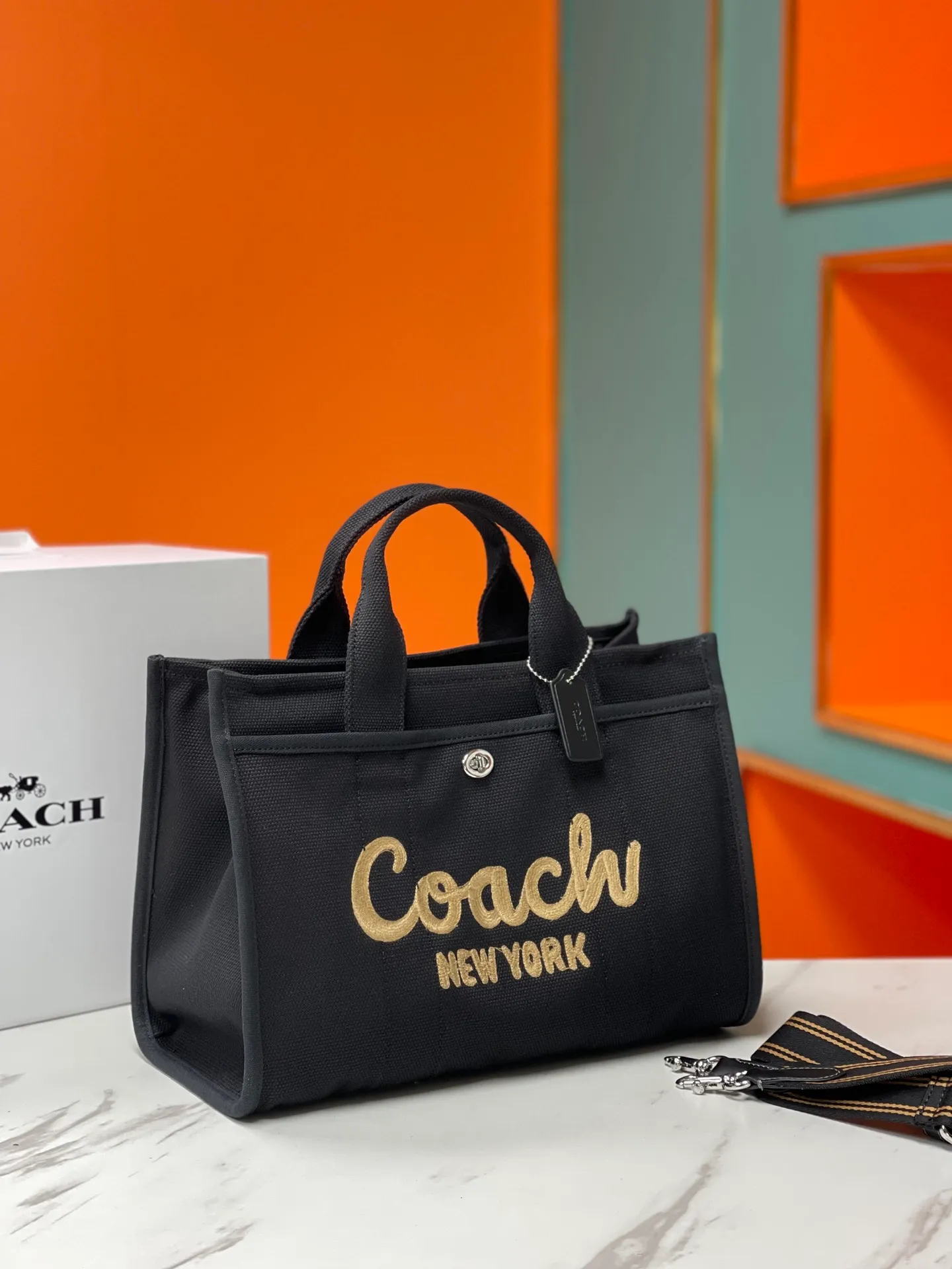 Batch 480💰Coach’s January new model CP416 cargo tote bag is a must-have for commuting. It meets daily needs. Exquisite letter embroidery texture and full closed zipper design, very safe√Size: 33X24X14