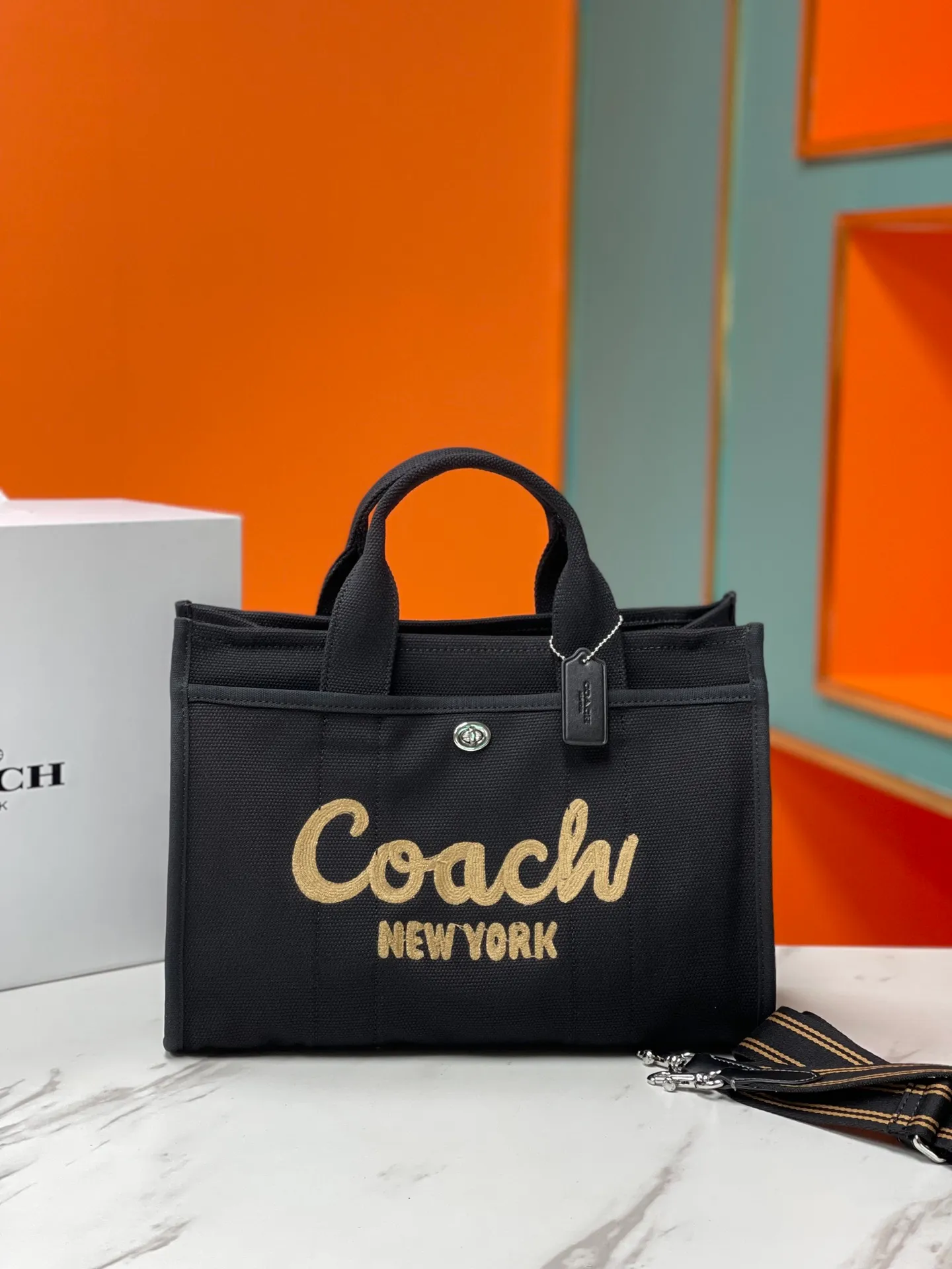 Batch 480💰Coach’s January new model CP416 cargo tote bag is a must-have for commuting. It meets daily needs. Exquisite letter embroidery texture and full closed zipper design, very safe√Size: 33X24X14