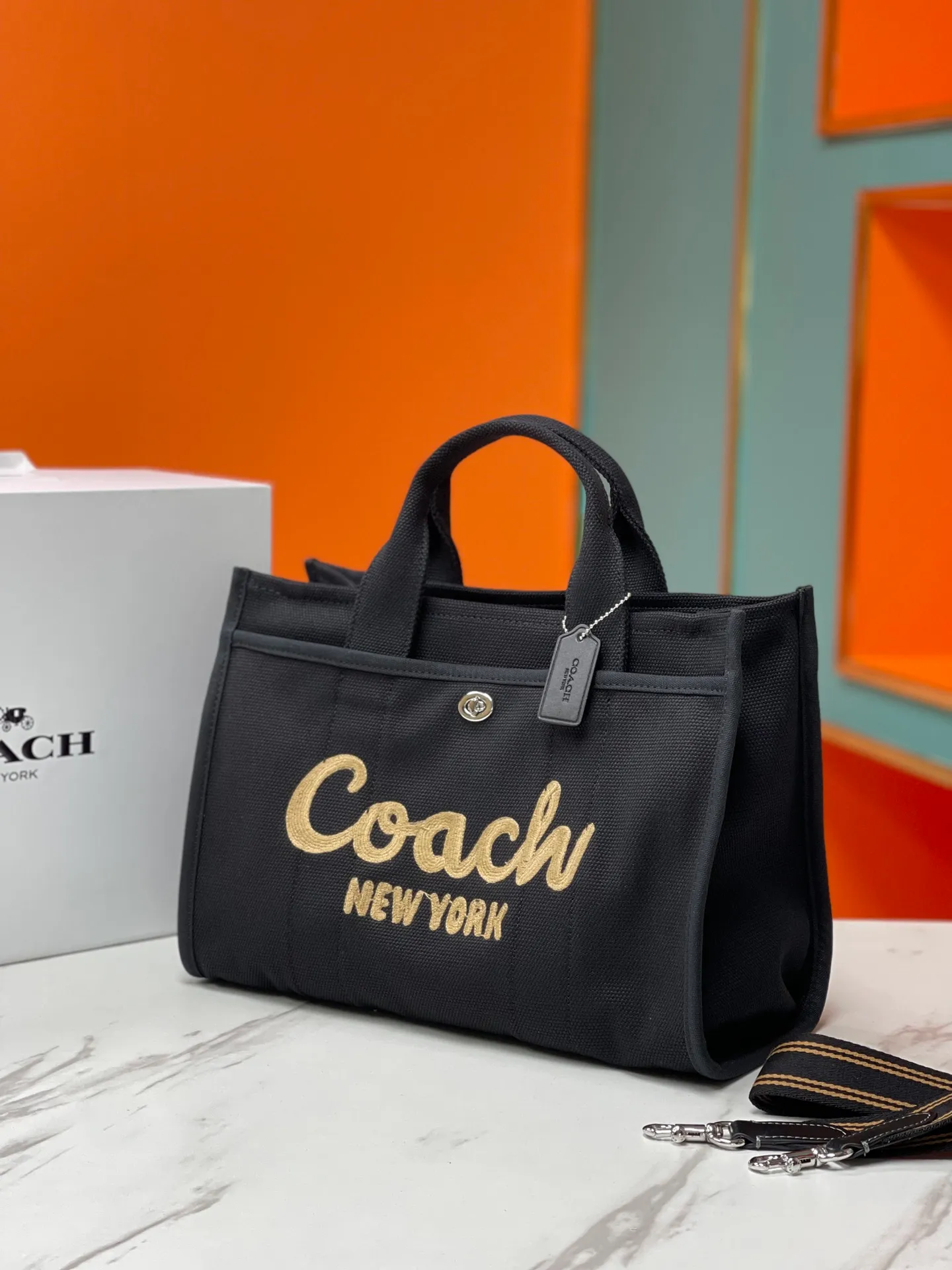 Batch 480💰Coach’s January new model CP416 cargo tote bag is a must-have for commuting. It meets daily needs. Exquisite letter embroidery texture and full closed zipper design, very safe√Size: 33X24X14