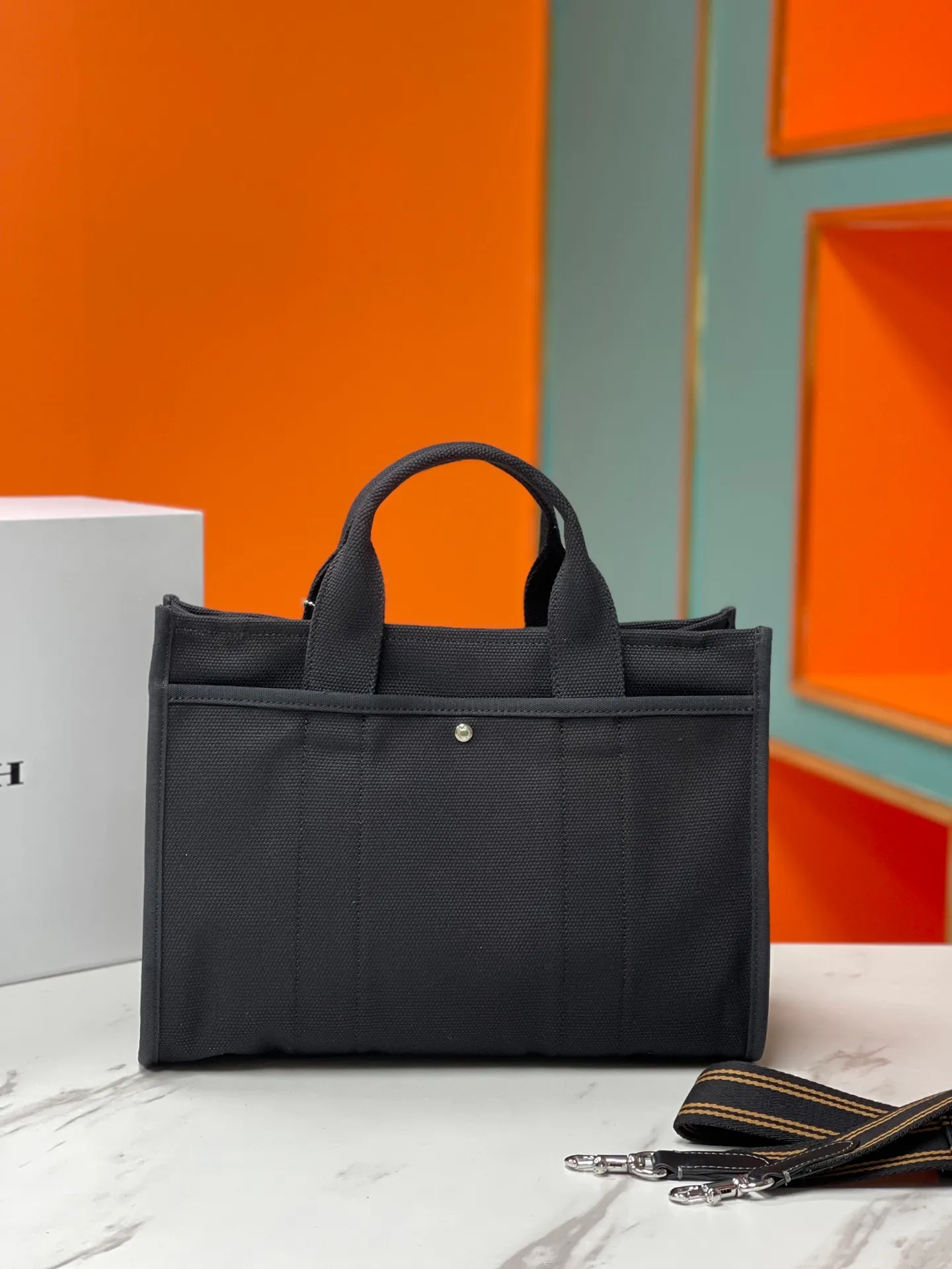 Batch 480💰Coach’s January new model CP416 cargo tote bag is a must-have for commuting. It meets daily needs. Exquisite letter embroidery texture and full closed zipper design, very safe√Size: 33X24X14