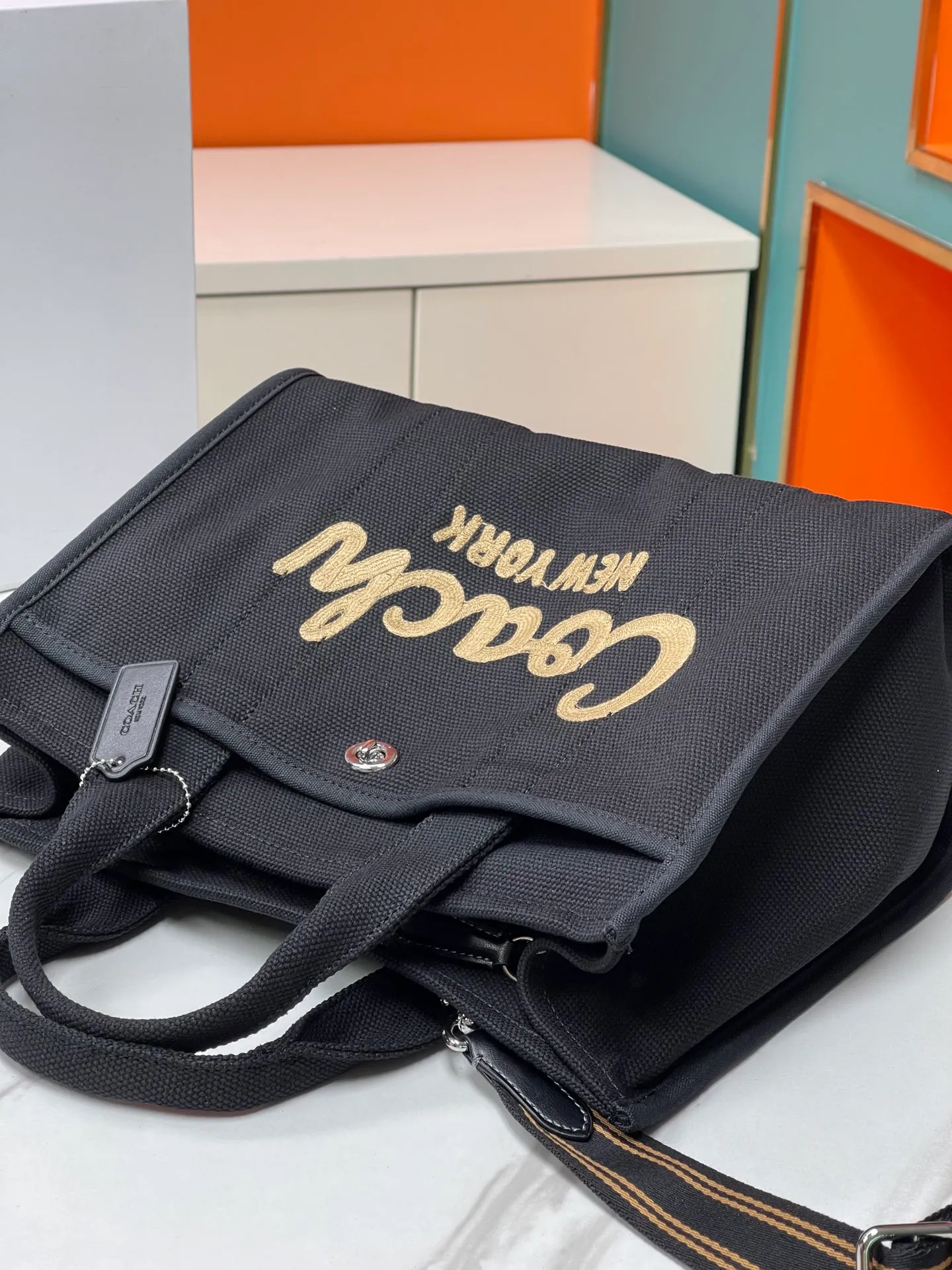 Batch 480💰Coach’s January new model CP416 cargo tote bag is a must-have for commuting. It meets daily needs. Exquisite letter embroidery texture and full closed zipper design, very safe√Size: 33X24X14