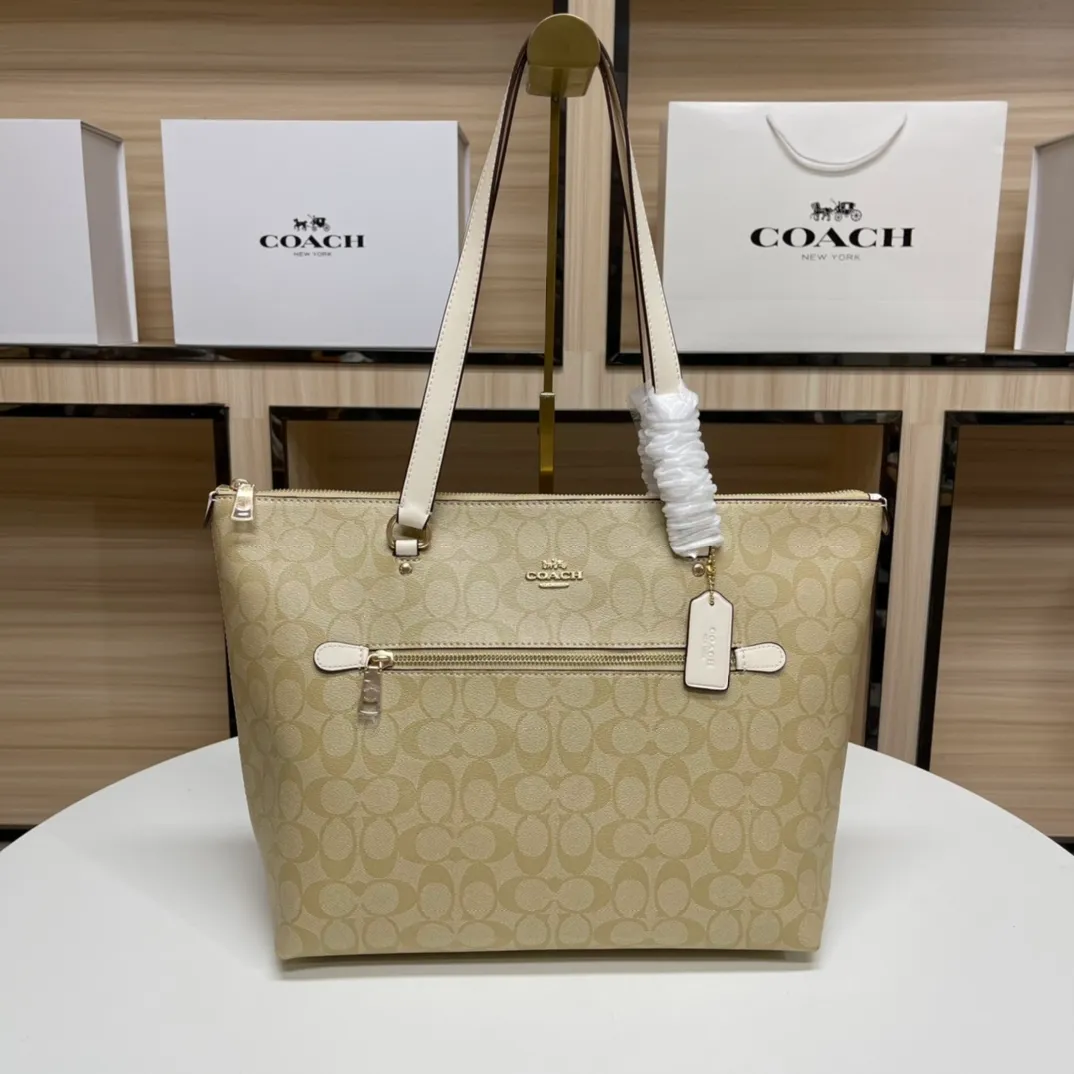 Top original order batch 420💰coach/Coach new model 79609, the upper body effect is super good, women's PVC single shoulder casual trendy women's bag tote bag, size 32.28.13,