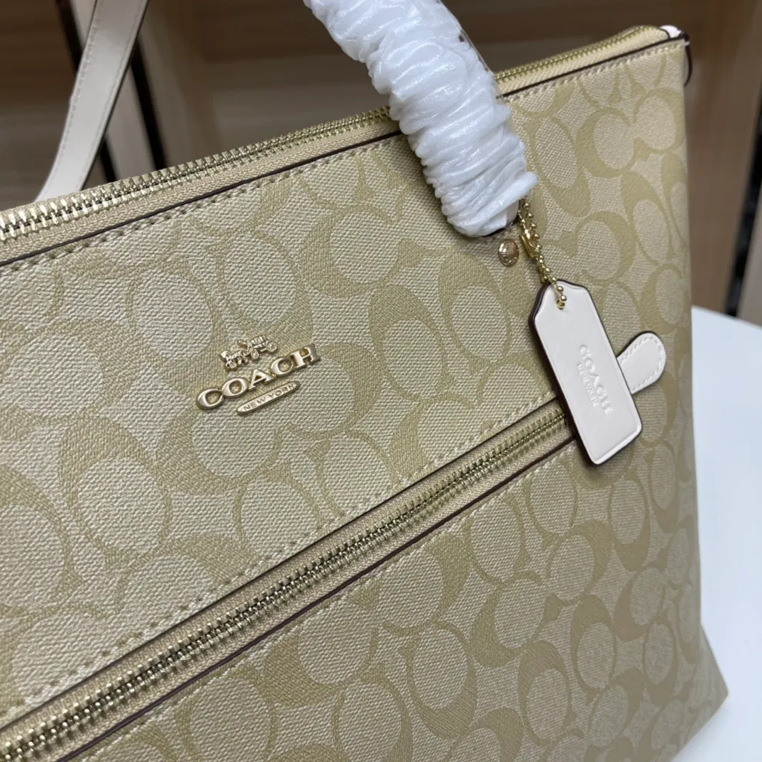 Top original order batch 420💰coach/Coach new model 79609, the upper body effect is super good, women's PVC single shoulder casual trendy women's bag tote bag, size 32.28.13,