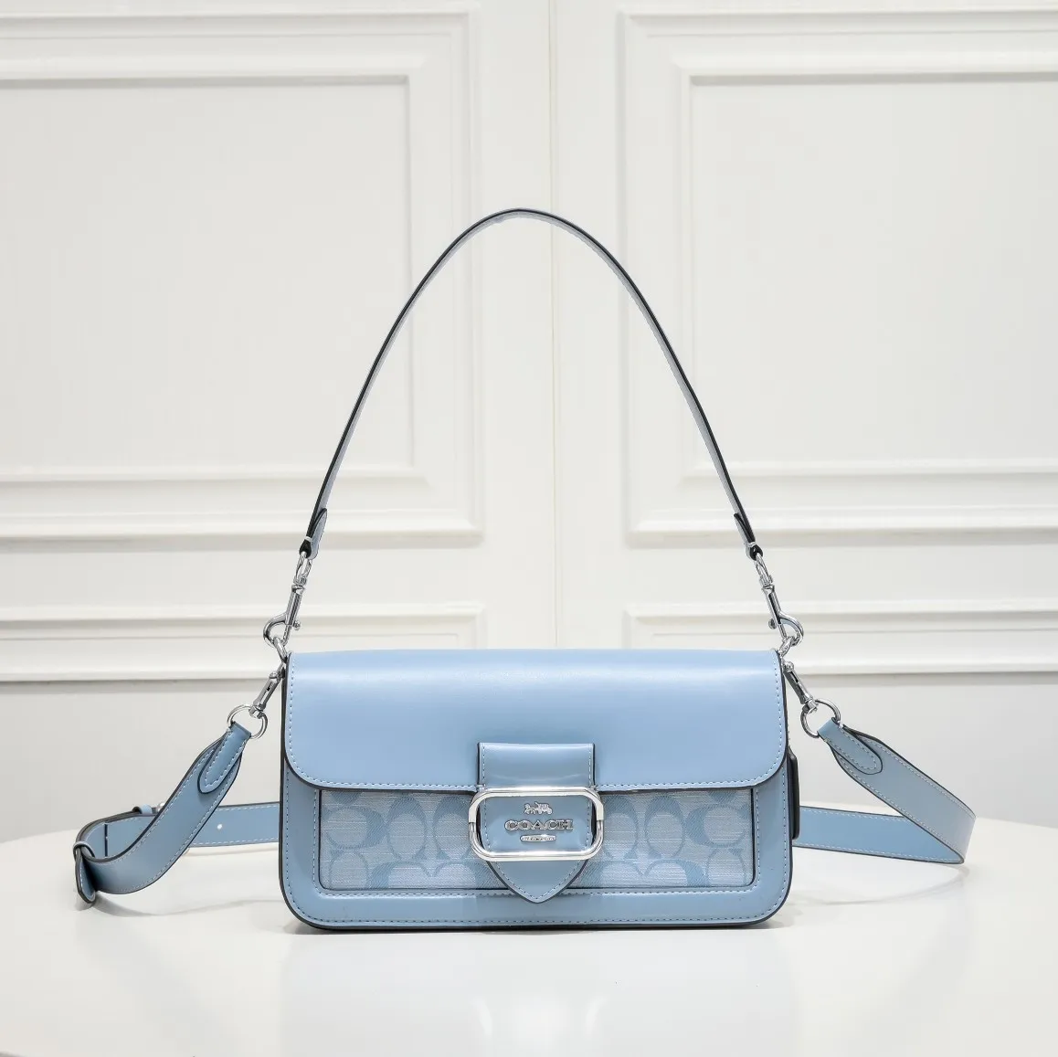 P440 [Top original order] COACH Shambre MORGAN shoulder bag CH137 haze blue, very fresh, combined with silver metal accessories to highlight the sense of luxury. The bag shape is a baguette bag shape, and it combines the styling design of the Dionysus bag. The whole bag is very beautiful and practical. Versatile and timeless! Size:26.5*14*6.5cm