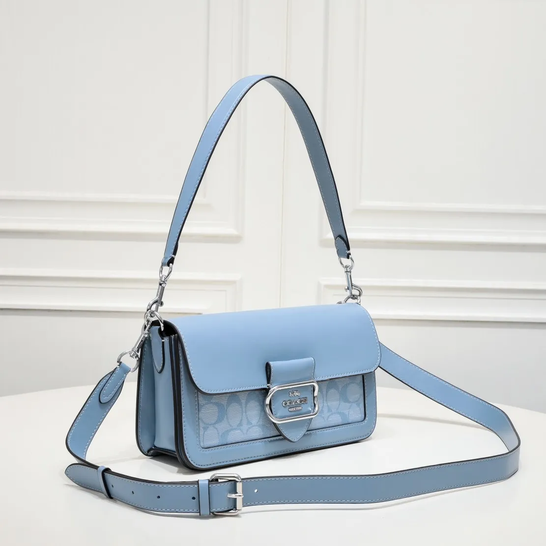 P440 [Top original order] COACH Shambre MORGAN shoulder bag CH137 haze blue, very fresh, combined with silver metal accessories to highlight the sense of luxury. The bag shape is a baguette bag shape, and it combines the styling design of the Dionysus bag. The whole bag is very beautiful and practical. Versatile and timeless! Size:26.5*14*6.5cm