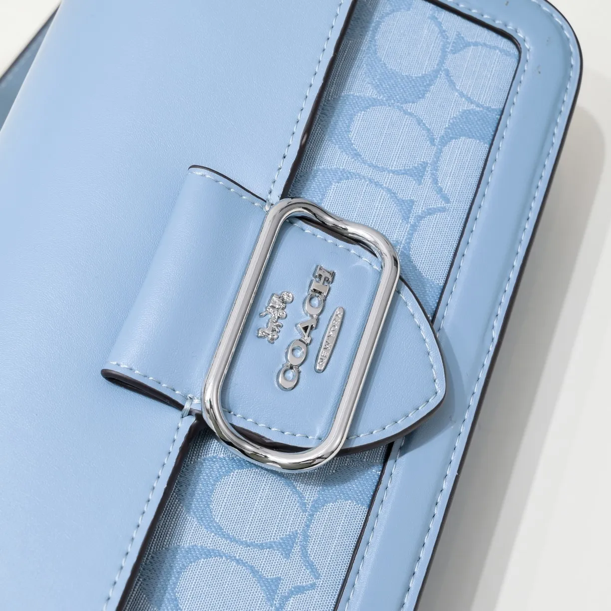 P440 [Top original order] COACH Shambre MORGAN shoulder bag CH137 haze blue, very fresh, combined with silver metal accessories to highlight the sense of luxury. The bag shape is a baguette bag shape, and it combines the styling design of the Dionysus bag. The whole bag is very beautiful and practical. Versatile and timeless! Size:26.5*14*6.5cm