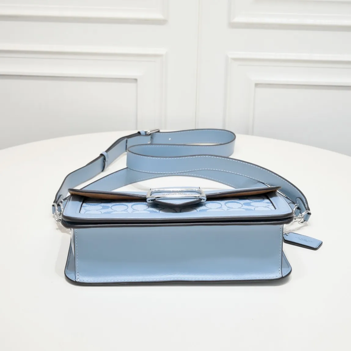P440 [Top original order] COACH Shambre MORGAN shoulder bag CH137 haze blue, very fresh, combined with silver metal accessories to highlight the sense of luxury. The bag shape is a baguette bag shape, and it combines the styling design of the Dionysus bag. The whole bag is very beautiful and practical. Versatile and timeless! Size:26.5*14*6.5cm