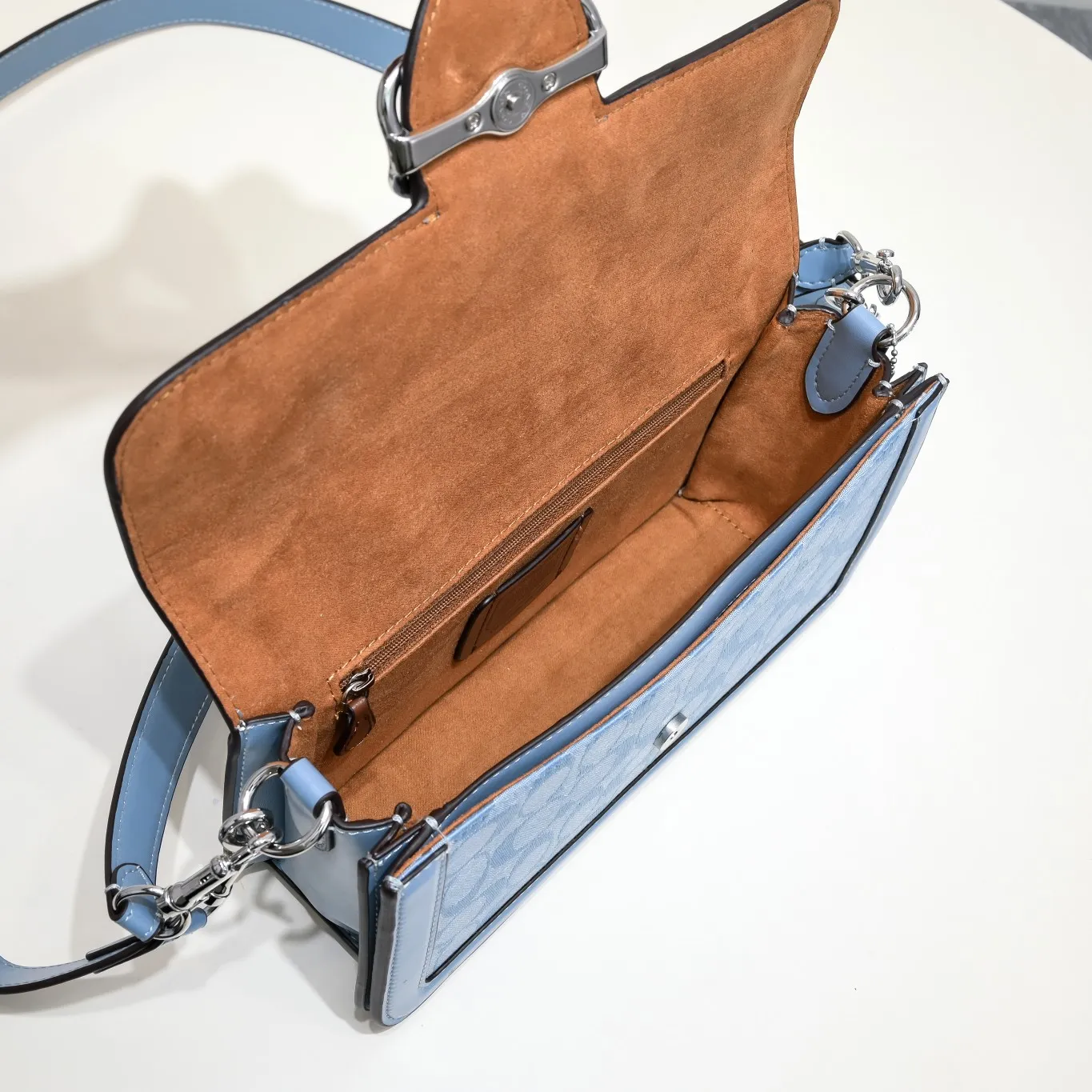 P440 [Top original order] COACH Shambre MORGAN shoulder bag CH137 haze blue, very fresh, combined with silver metal accessories to highlight the sense of luxury. The bag shape is a baguette bag shape, and it combines the styling design of the Dionysus bag. The whole bag is very beautiful and practical. Versatile and timeless! Size:26.5*14*6.5cm
