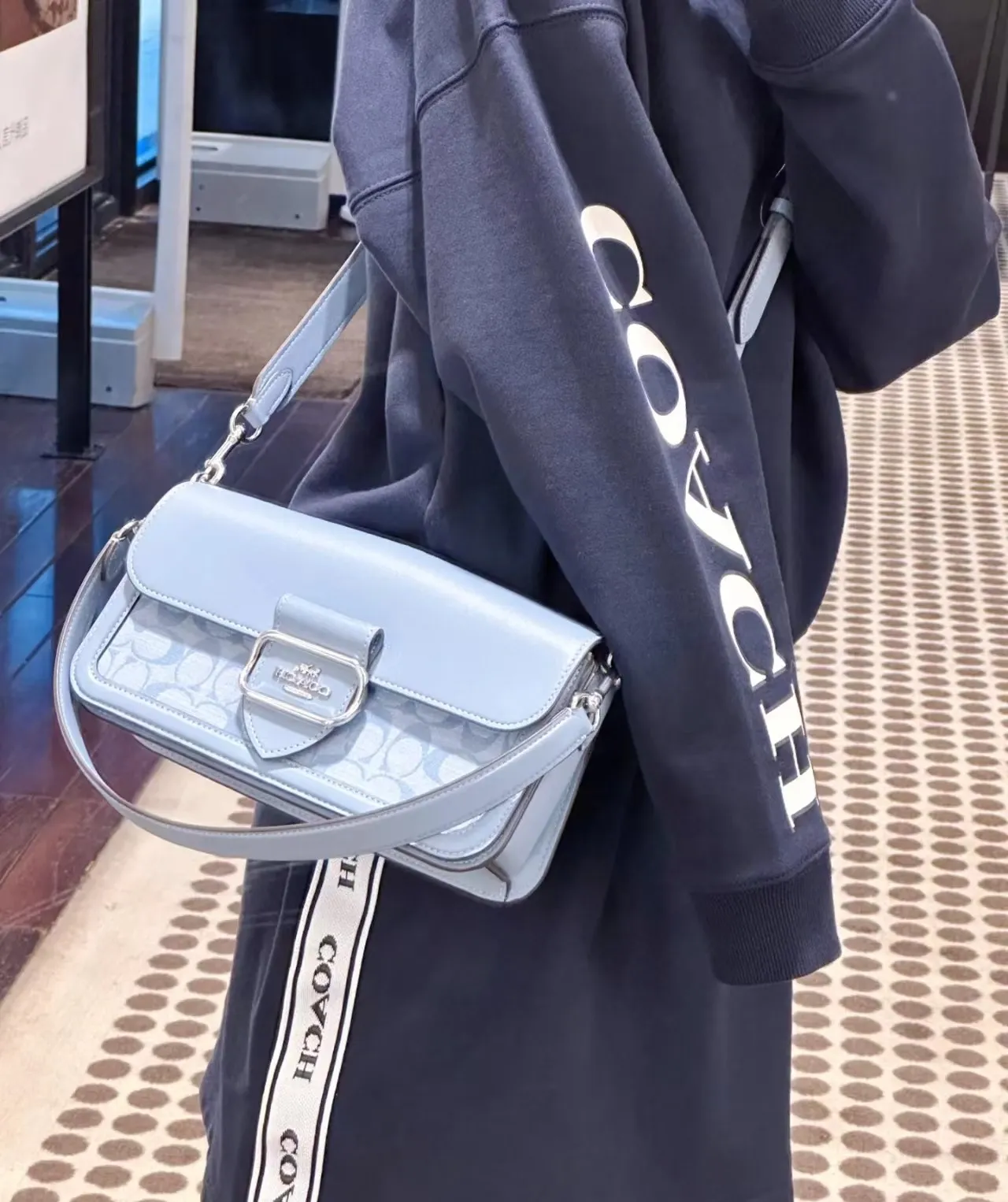 P440 [Top original order] COACH Shambre MORGAN shoulder bag CH137 haze blue, very fresh, combined with silver metal accessories to highlight the sense of luxury. The bag shape is a baguette bag shape, and it combines the styling design of the Dionysus bag. The whole bag is very beautiful and practical. Versatile and timeless! Size:26.5*14*6.5cm