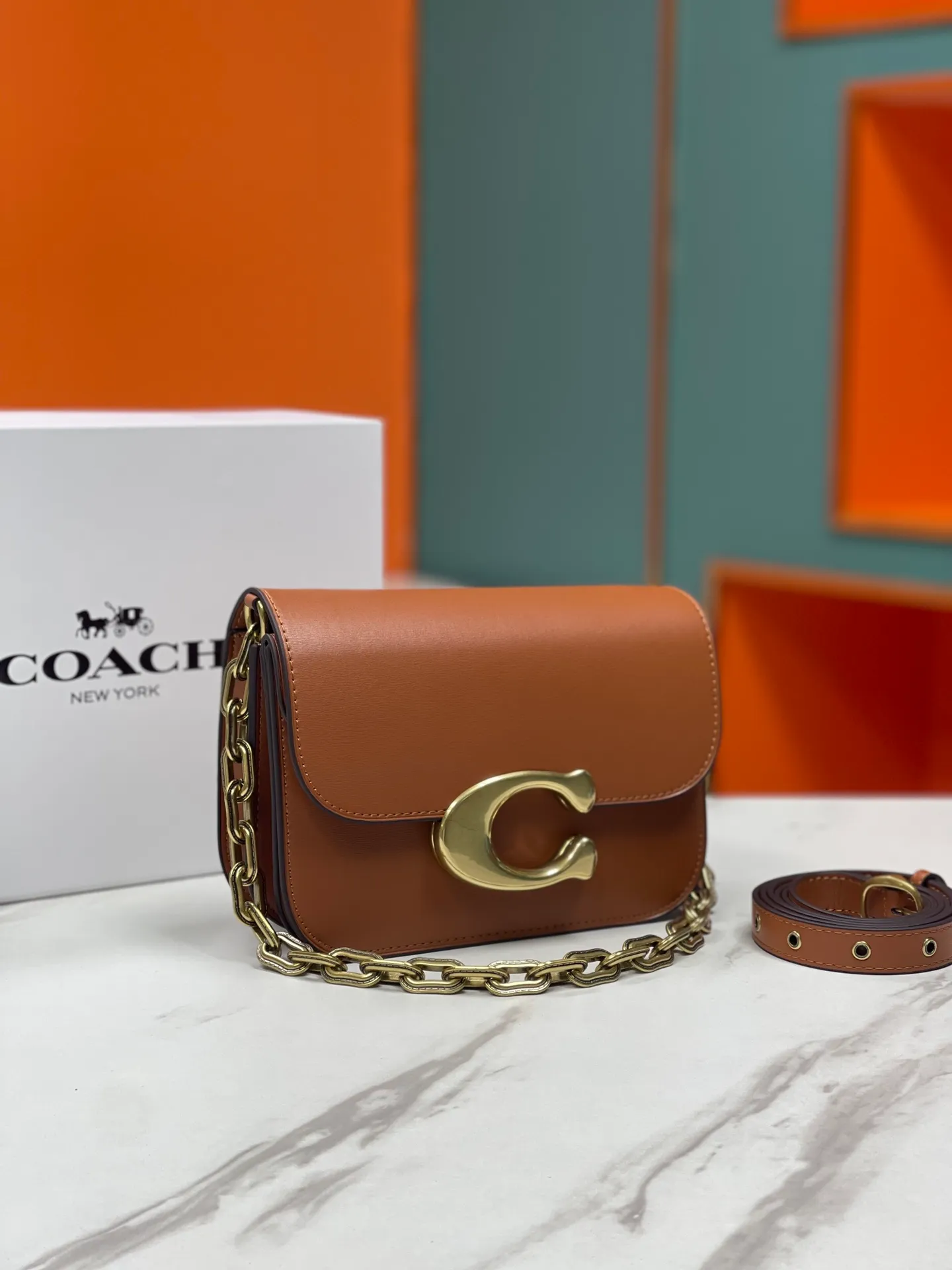 Batch 500💰💃Coach’s latest crossbody bag💐 model CM587. The shoulder strap design has a full score of 100. The leather detachable shoulder strap is also equipped with a retro old chain + leather shoulder strap. The big brand logo C is particularly obvious. The accordion-style compartment is lined with three large compartments of Napa sheepskin and a zipper compartment. The texture is very good! #coach新的 #chain包 Size 21CM