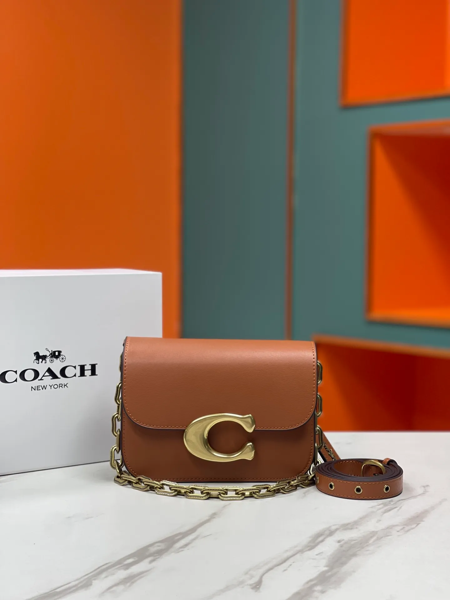Batch 500💰💃Coach’s latest crossbody bag💐 model CM587. The shoulder strap design has a full score of 100. The leather detachable shoulder strap is also equipped with a retro old chain + leather shoulder strap. The big brand logo C is particularly obvious. The accordion-style compartment is lined with three large compartments of Napa sheepskin and a zipper compartment. The texture is very good! #coach新的 #chain包 Size 21CM