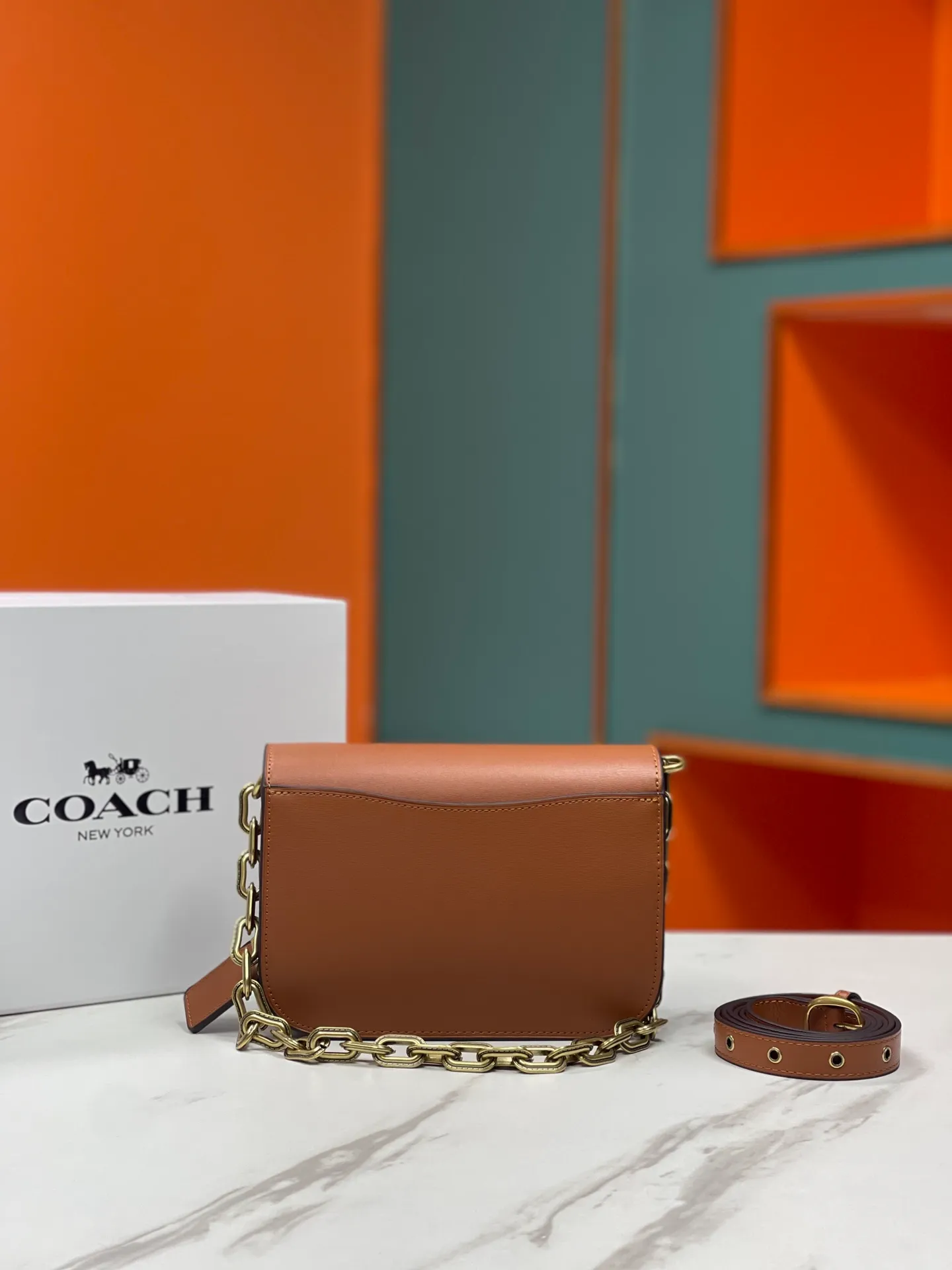 Batch 500💰💃Coach’s latest crossbody bag💐 model CM587. The shoulder strap design has a full score of 100. The leather detachable shoulder strap is also equipped with a retro old chain + leather shoulder strap. The big brand logo C is particularly obvious. The accordion-style compartment is lined with three large compartments of Napa sheepskin and a zipper compartment. The texture is very good! #coach新的 #chain包 Size 21CM