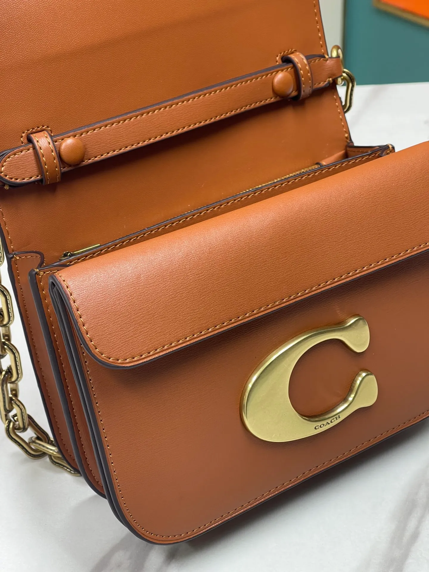 Batch 500💰💃Coach’s latest crossbody bag💐 model CM587. The shoulder strap design has a full score of 100. The leather detachable shoulder strap is also equipped with a retro old chain + leather shoulder strap. The big brand logo C is particularly obvious. The accordion-style compartment is lined with three large compartments of Napa sheepskin and a zipper compartment. The texture is very good! #coach新的 #chain包 Size 21CM