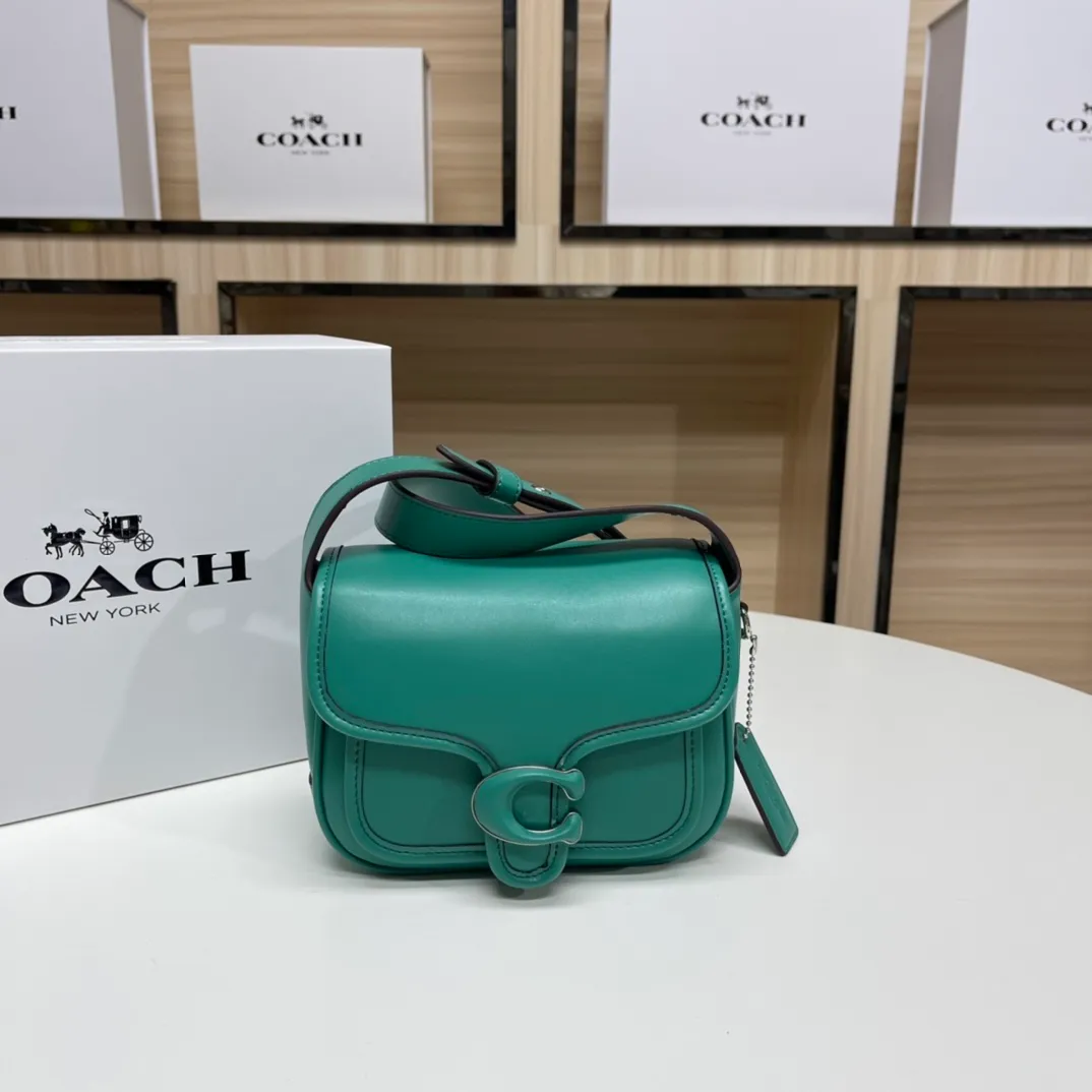 Top original order batch 460💰coach/Coach new model CJ846 CK019 CK020 Ck955 Tabby Messenger Retro and cute, a bit like a saddle bag, made of cowhide, soft and plump. The body of the bag is full of youthful vitality. It is compact, but has a lot of space. There is also a small button bag in the front that can be used as a small item. It is a bag that combines beauty and practicality. White, refreshing and clean Size: 19*14*7