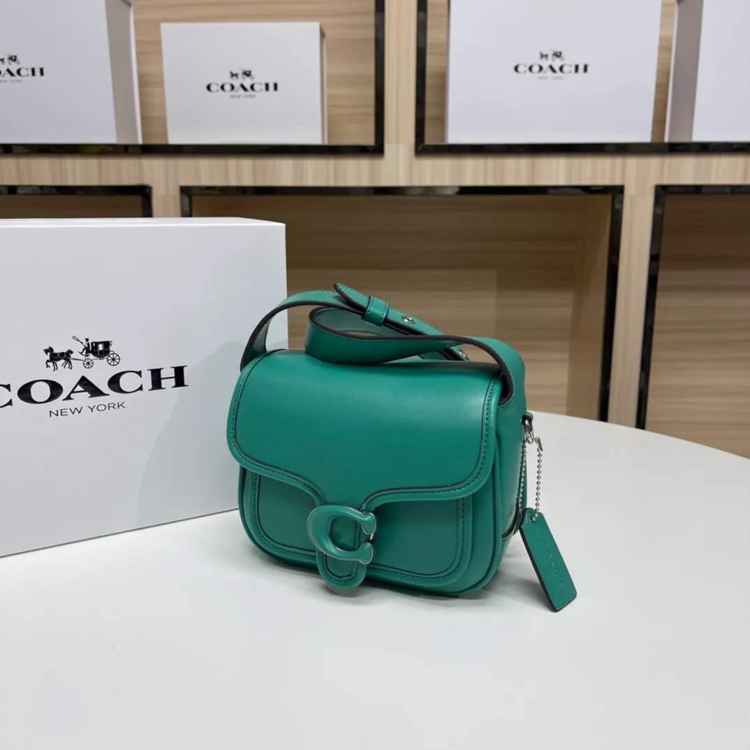 Top original order batch 460💰coach/Coach new model CJ846 CK019 CK020 Ck955 Tabby Messenger Retro and cute, a bit like a saddle bag, made of cowhide, soft and plump. The body of the bag is full of youthful vitality. It is compact, but has a lot of space. There is also a small button bag in the front that can be used as a small item. It is a bag that combines beauty and practicality. White, refreshing and clean Size: 19*14*7