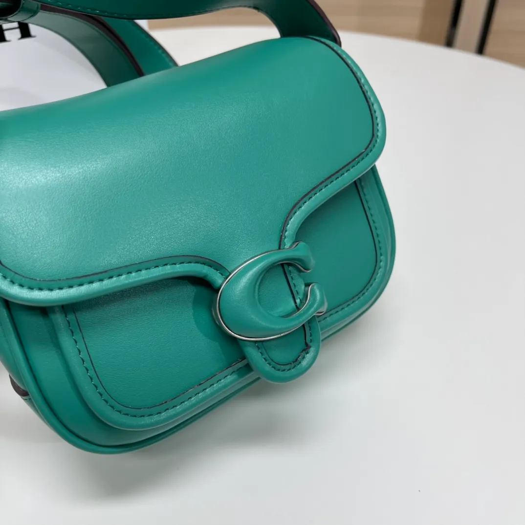 Top original order batch 460💰coach/Coach new model CJ846 CK019 CK020 Ck955 Tabby Messenger Retro and cute, a bit like a saddle bag, made of cowhide, soft and plump. The body of the bag is full of youthful vitality. It is compact, but has a lot of space. There is also a small button bag in the front that can be used as a small item. It is a bag that combines beauty and practicality. White, refreshing and clean Size: 19*14*7