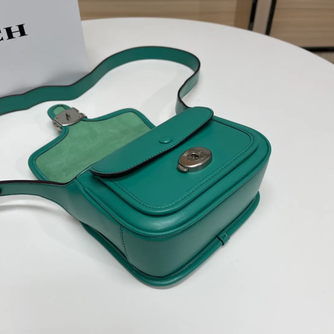 Top original order batch 460💰coach/Coach new model CJ846 CK019 CK020 Ck955 Tabby Messenger Retro and cute, a bit like a saddle bag, made of cowhide, soft and plump. The body of the bag is full of youthful vitality. It is compact, but has a lot of space. There is also a small button bag in the front that can be used as a small item. It is a bag that combines beauty and practicality. White, refreshing and clean Size: 19*14*7