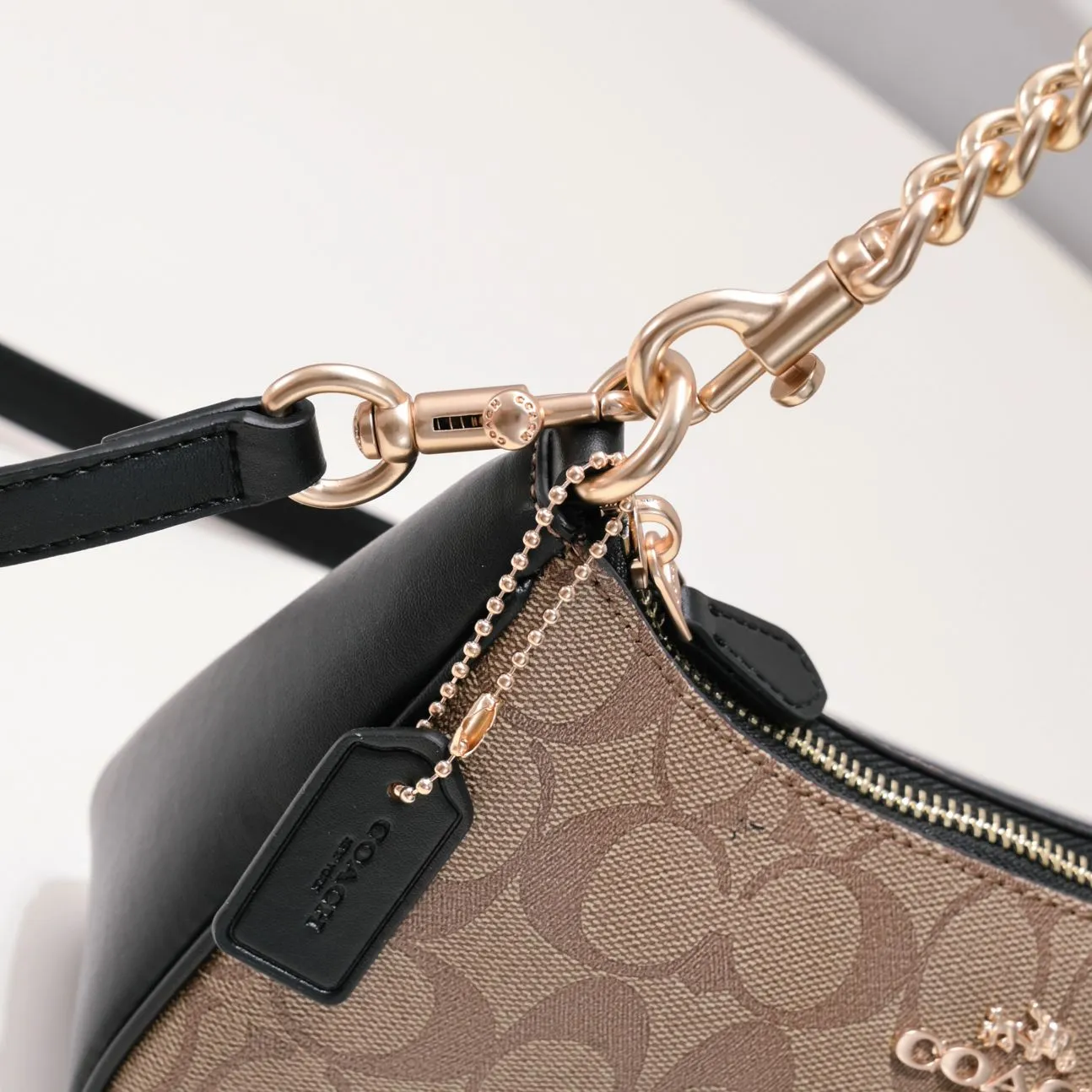 P260 [Top original order] Coach's new Teri underarm bag CA548 is larger than the mahjong bag, and the capacity zipper arc is more beautiful. It is equipped with two shoulder straps. The bag body is simple and elegant, and the stiff structure shows a capable and neat temperament. Dimensions: 24.5cm long x 13cm high x 6cm wide