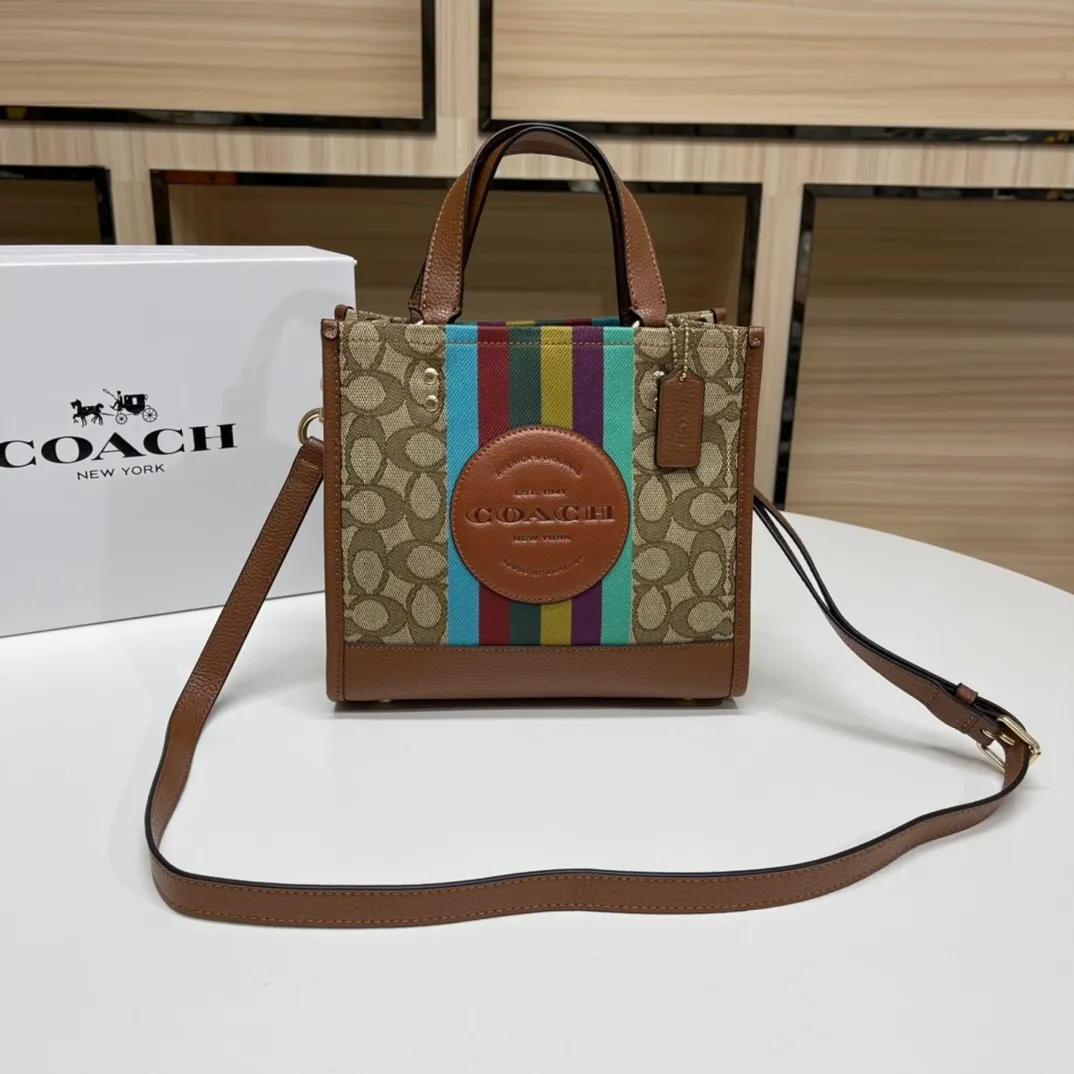 Batch 420💰. coach/Coach new model C5637 Dempsey mini canvas Field Tote 22 vertical small tote shopping bag, the bag is small, cute and can be packed. It is very suitable for petite girls, fashionable and versatile ~ 22x21x12cm,