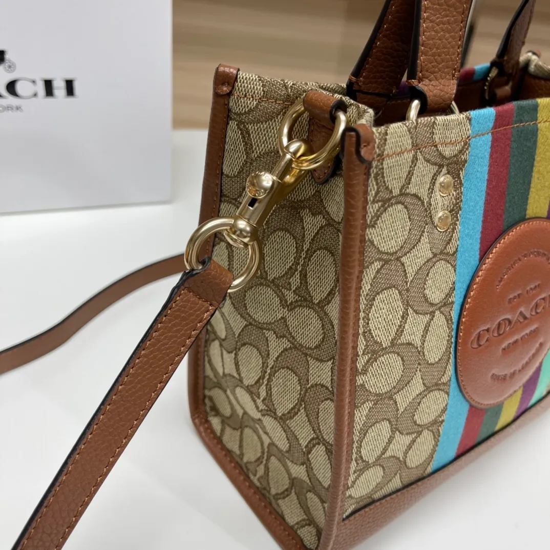 Batch 420💰. coach/Coach new model C5637 Dempsey mini canvas Field Tote 22 vertical small tote shopping bag, the bag is small, cute and can be packed. It is very suitable for petite girls, fashionable and versatile ~ 22x21x12cm,