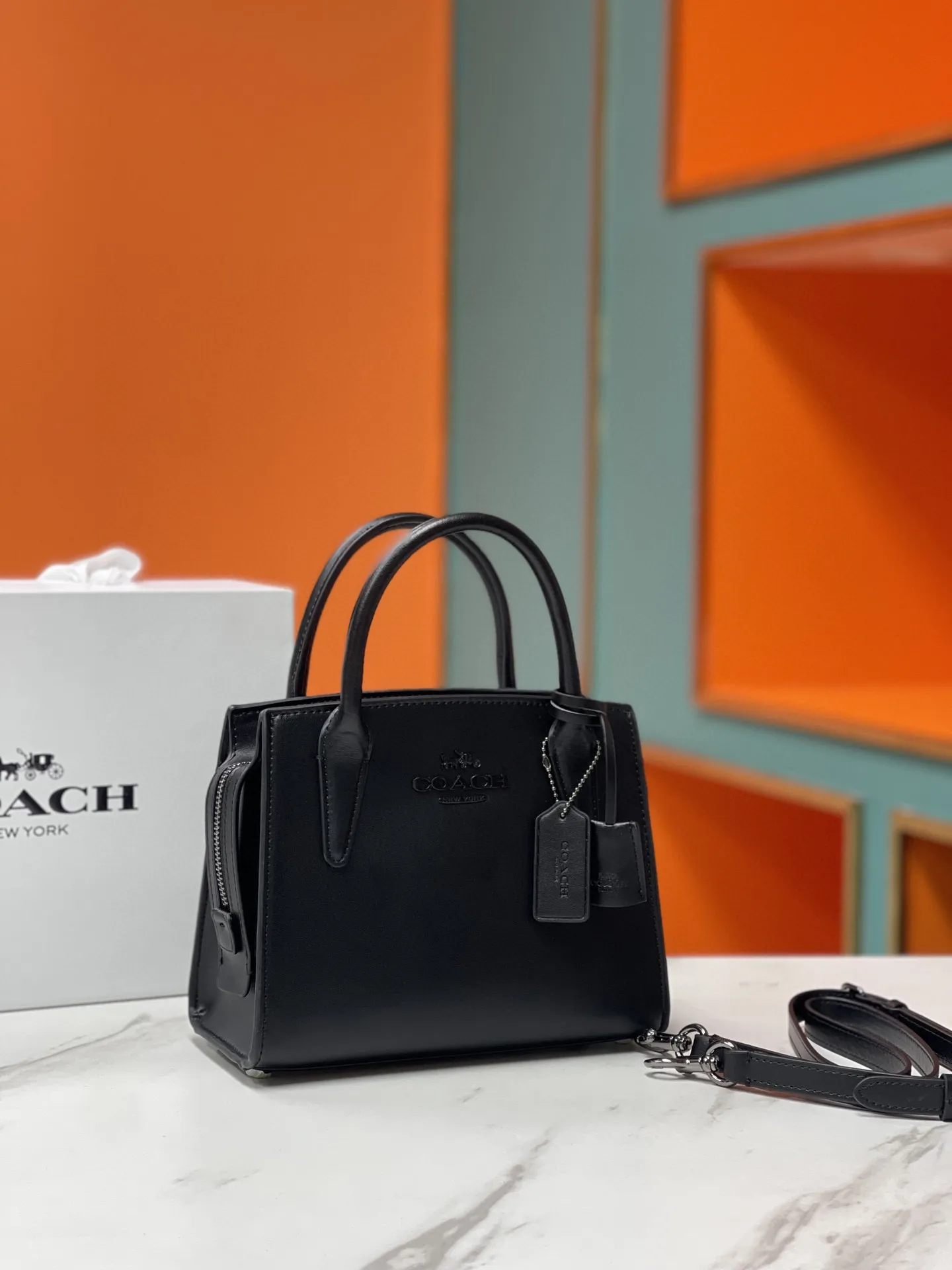 Batch 440💰COACH/Coach new model CP262 January new Andrea Diana bag, versatile bag for autumn and winter. Classic color matching, versatile style, timeless Diana bag, can be easily used and matched as a hand-held crossbody. The zipper design protects items from falling out. It is not too large but has a pleasant capacity, which is sufficient and easy to carry. Size 22X16.5X11.5