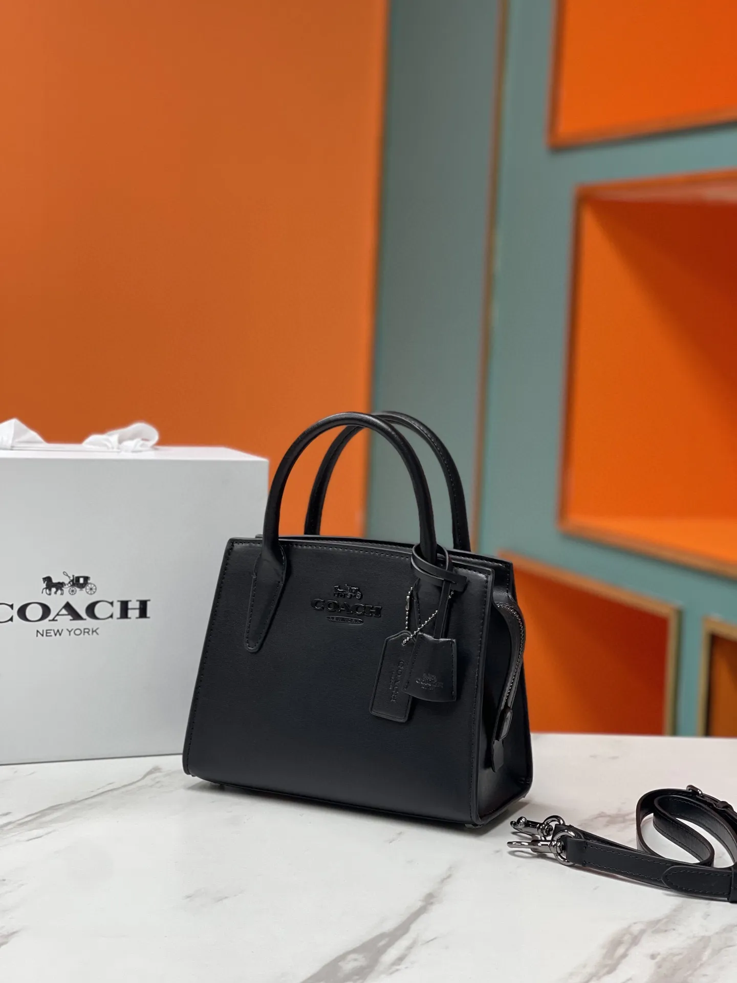 Batch 440💰COACH/Coach new model CP262 January new Andrea Diana bag, versatile bag for autumn and winter. Classic color matching, versatile style, timeless Diana bag, can be easily used and matched as a hand-held crossbody. The zipper design protects items from falling out. It is not too large but has a pleasant capacity, which is sufficient and easy to carry. Size 22X16.5X11.5