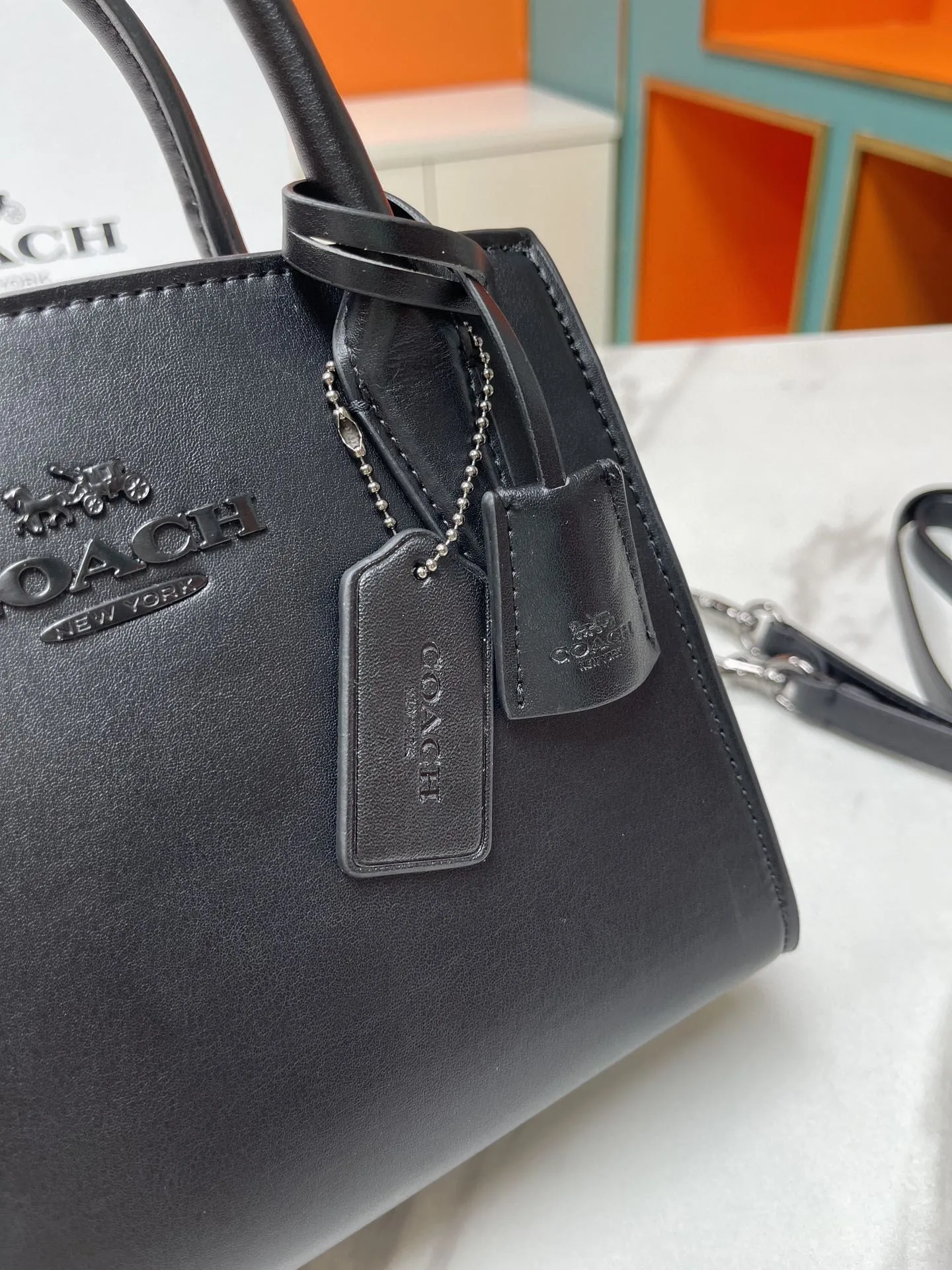 Batch 440💰COACH/Coach new model CP262 January new Andrea Diana bag, versatile bag for autumn and winter. Classic color matching, versatile style, timeless Diana bag, can be easily used and matched as a hand-held crossbody. The zipper design protects items from falling out. It is not too large but has a pleasant capacity, which is sufficient and easy to carry. Size 22X16.5X11.5