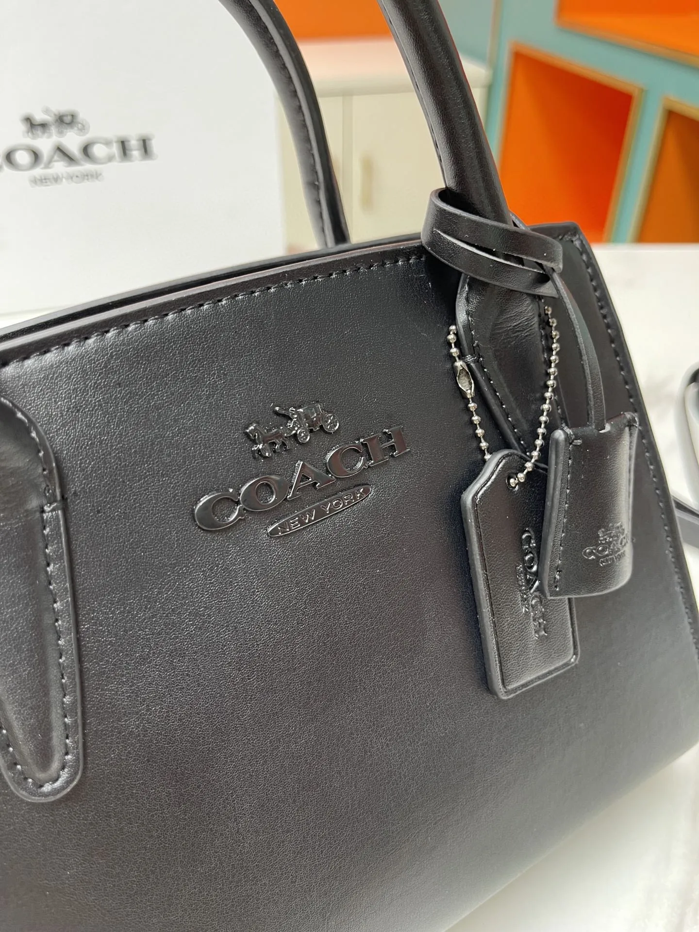 Batch 440💰COACH/Coach new model CP262 January new Andrea Diana bag, versatile bag for autumn and winter. Classic color matching, versatile style, timeless Diana bag, can be easily used and matched as a hand-held crossbody. The zipper design protects items from falling out. It is not too large but has a pleasant capacity, which is sufficient and easy to carry. Size 22X16.5X11.5