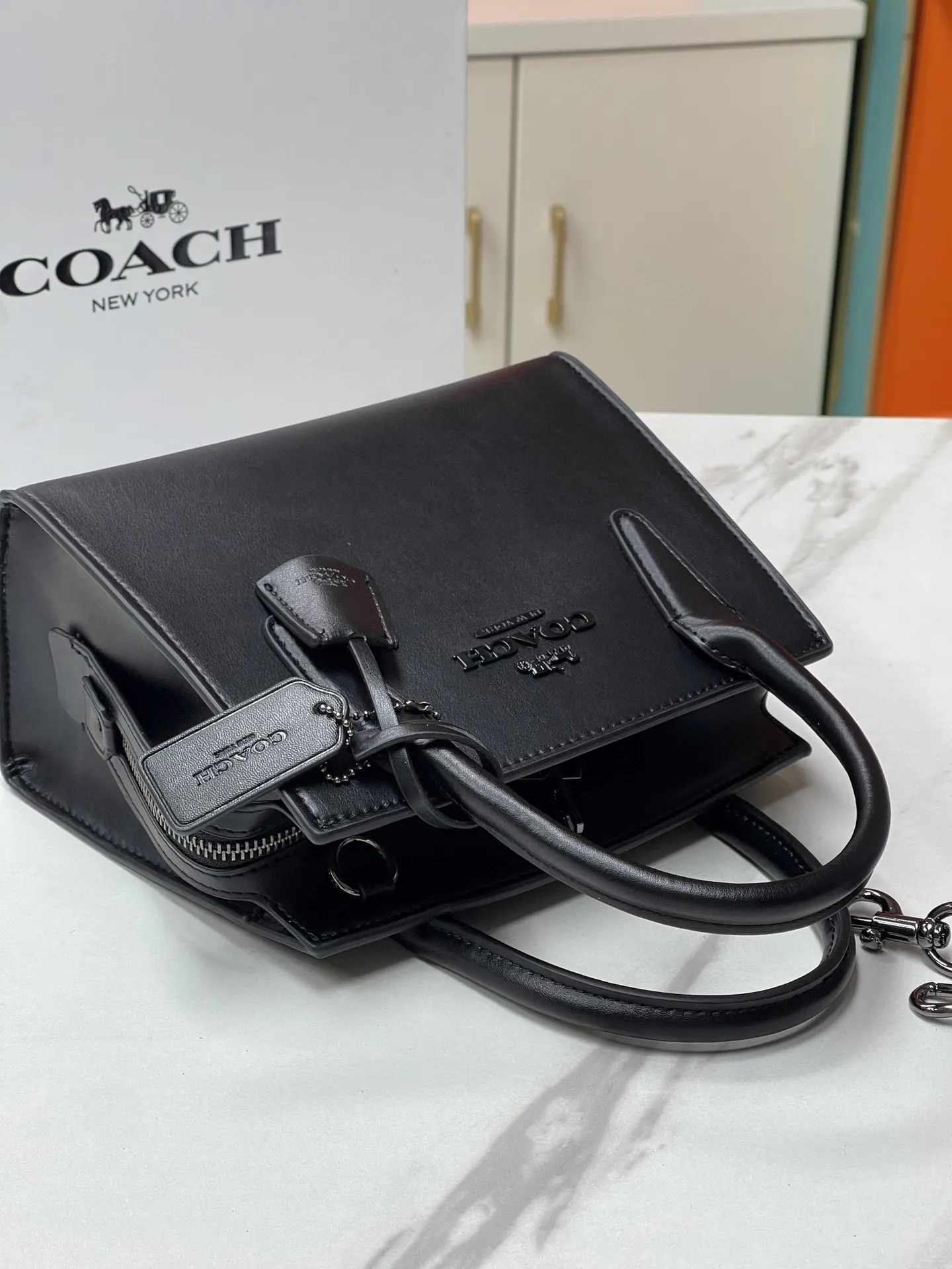 Batch 440💰COACH/Coach new model CP262 January new Andrea Diana bag, versatile bag for autumn and winter. Classic color matching, versatile style, timeless Diana bag, can be easily used and matched as a hand-held crossbody. The zipper design protects items from falling out. It is not too large but has a pleasant capacity, which is sufficient and easy to carry. Size 22X16.5X11.5