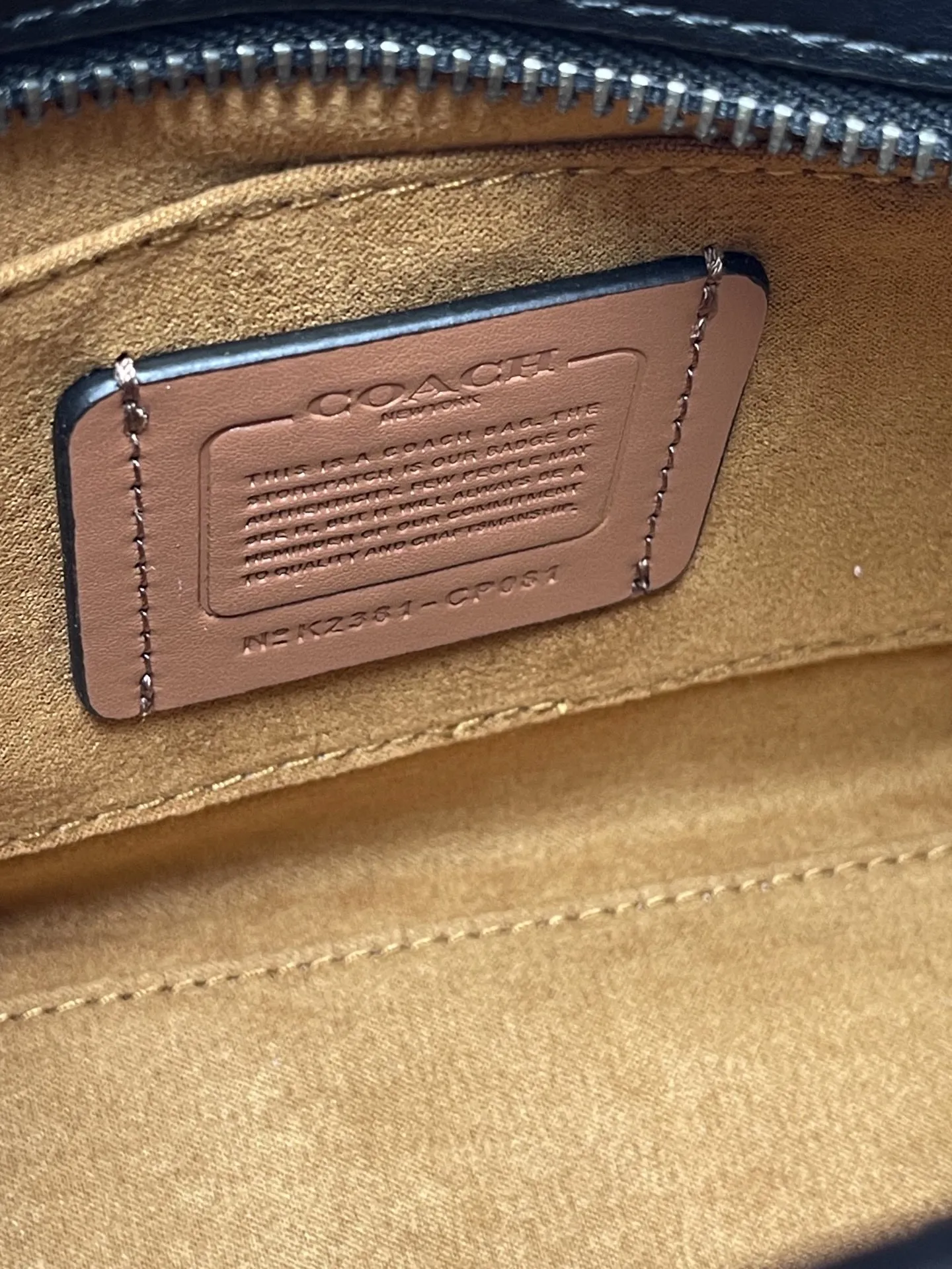 Batch 440💰COACH/Coach new model CP262 January new Andrea Diana bag, versatile bag for autumn and winter. Classic color matching, versatile style, timeless Diana bag, can be easily used and matched as a hand-held crossbody. The zipper design protects items from falling out. It is not too large but has a pleasant capacity, which is sufficient and easy to carry. Size 22X16.5X11.5