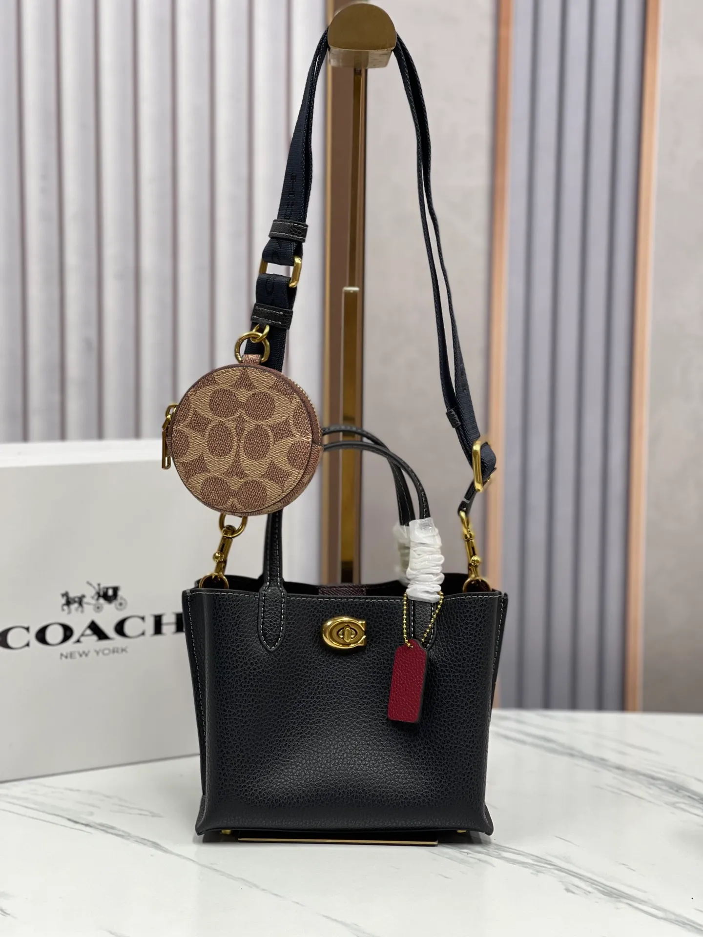 P440💰😍Coach’s new tote model of the Willow series, model CW459 CW550 18, is completely different from the previous ones! This one matches the latest casual style with wide width and logo, and this is the only one with a coin bag, which is super special. Size: 18*10*14