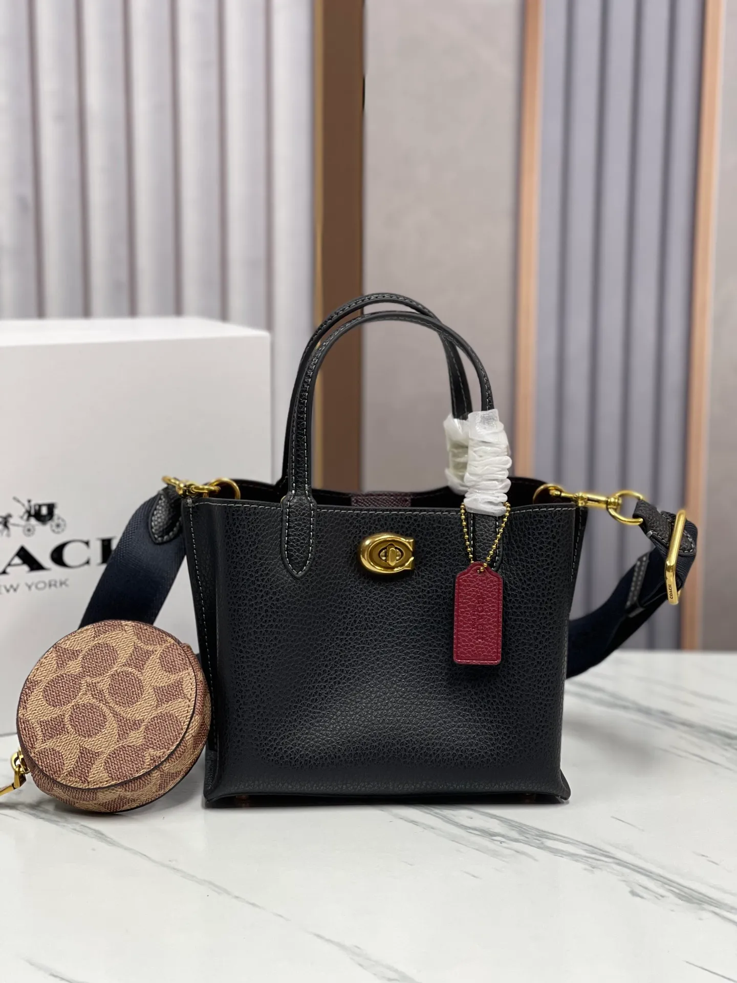 P440💰😍Coach’s new tote model of the Willow series, model CW459 CW550 18, is completely different from the previous ones! This one matches the latest casual style with wide width and logo, and this is the only one with a coin bag, which is super special. Size: 18*10*14