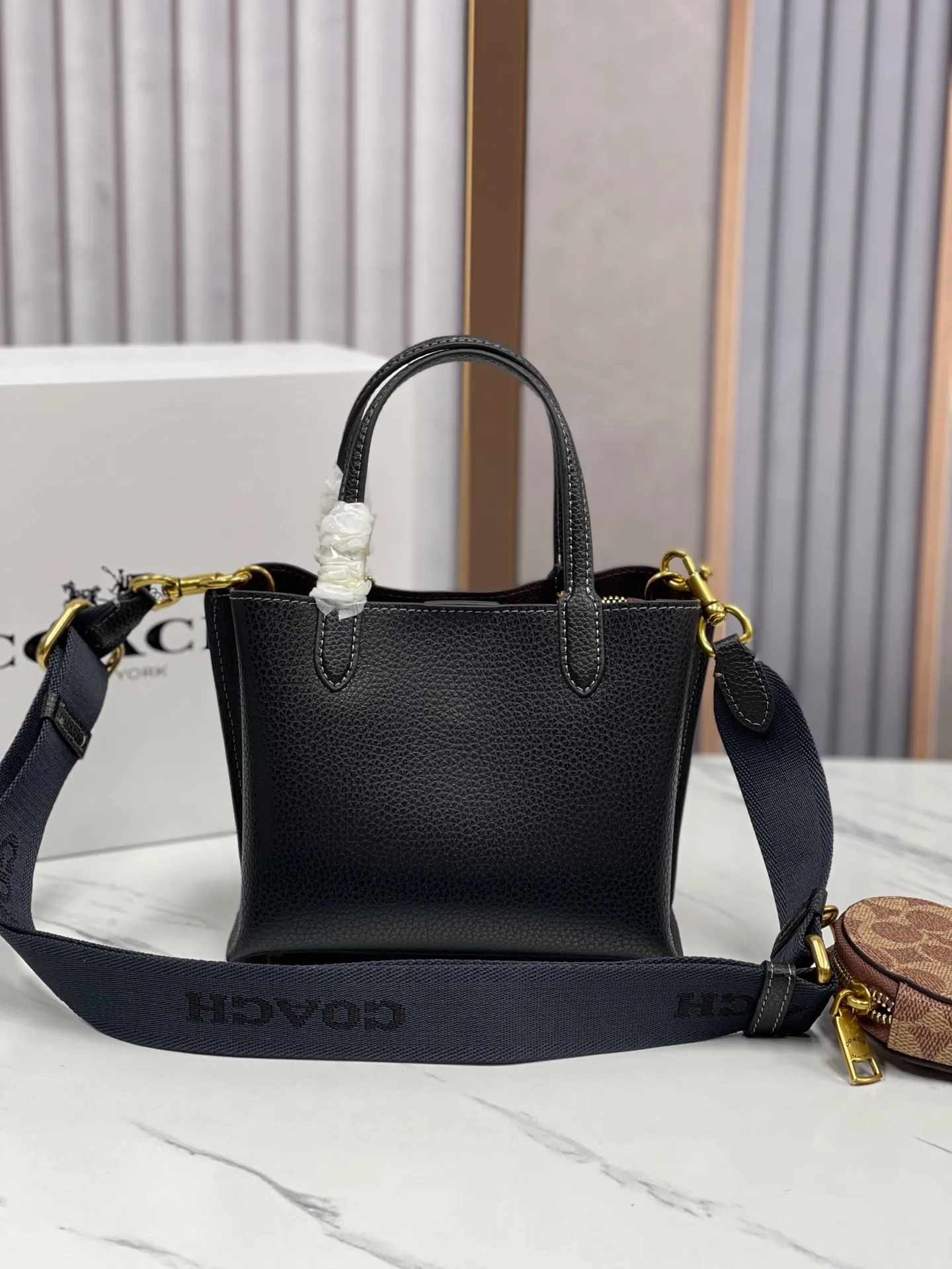 P440💰😍Coach’s new tote model of the Willow series, model CW459 CW550 18, is completely different from the previous ones! This one matches the latest casual style with wide width and logo, and this is the only one with a coin bag, which is super special. Size: 18*10*14