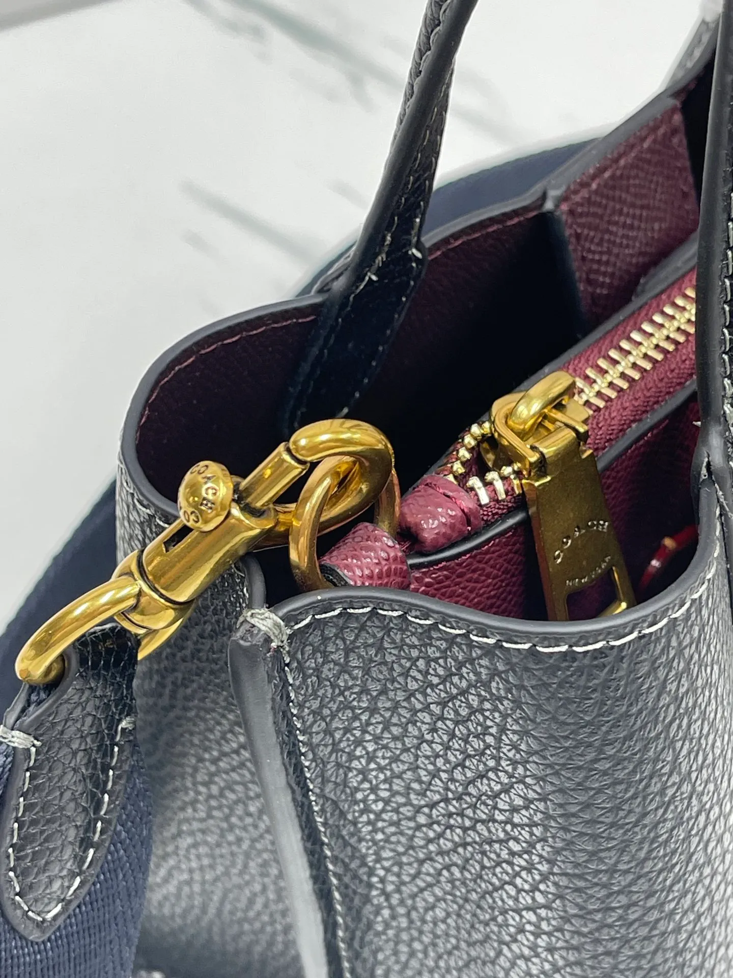 P440💰😍Coach’s new tote model of the Willow series, model CW459 CW550 18, is completely different from the previous ones! This one matches the latest casual style with wide width and logo, and this is the only one with a coin bag, which is super special. Size: 18*10*14