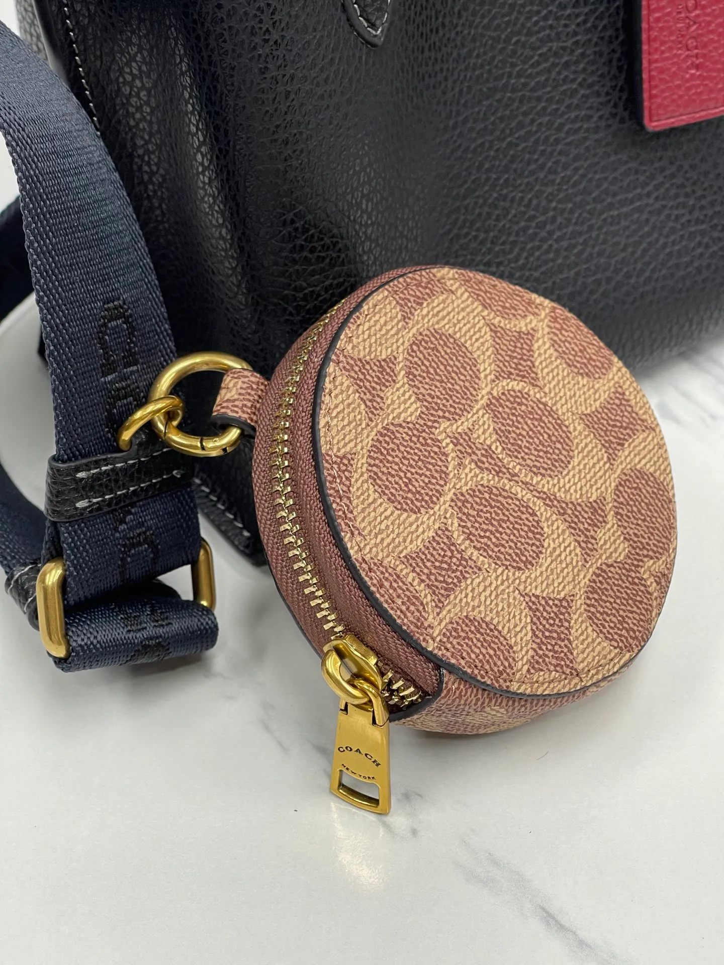 P440💰😍Coach’s new tote model of the Willow series, model CW459 CW550 18, is completely different from the previous ones! This one matches the latest casual style with wide width and logo, and this is the only one with a coin bag, which is super special. Size: 18*10*14