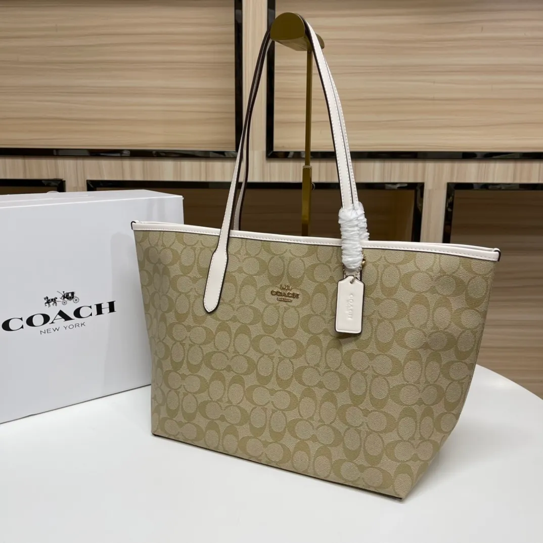 Top original order 400 in batches💰. Coach/Coach new large shopping bag. Style number: 5696& Classic presbyopic logo tote bag is super cute. It is suitable for commuting. It has a huge capacity and is also very suitable for mothers. It has a wide range of applicability, especially suitable for students, part-time workers and mothers. Size: 34*31*16 cm,