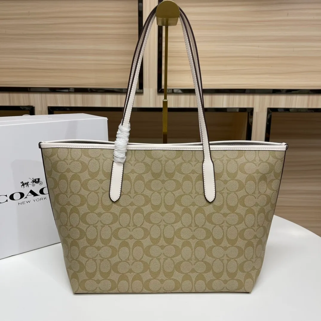 Top original order 400 in batches💰. Coach/Coach new large shopping bag. Style number: 5696& Classic presbyopic logo tote bag is super cute. It is suitable for commuting. It has a huge capacity and is also very suitable for mothers. It has a wide range of applicability, especially suitable for students, part-time workers and mothers. Size: 34*31*16 cm,