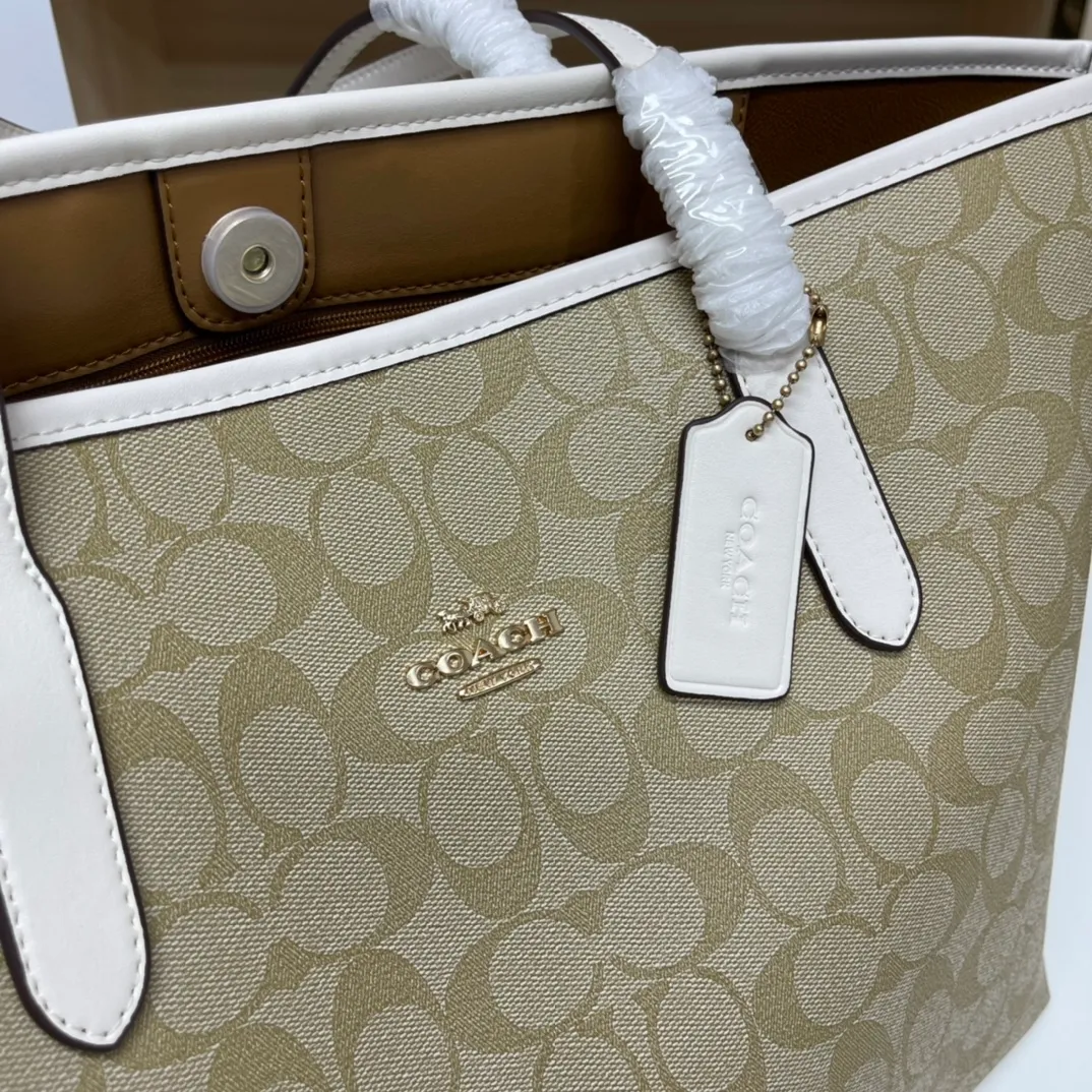 Top original order 400 in batches💰. Coach/Coach new large shopping bag. Style number: 5696& Classic presbyopic logo tote bag is super cute. It is suitable for commuting. It has a huge capacity and is also very suitable for mothers. It has a wide range of applicability, especially suitable for students, part-time workers and mothers. Size: 34*31*16 cm,
