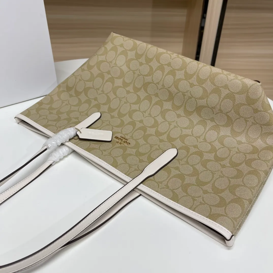 Top original order 400 in batches💰. Coach/Coach new large shopping bag. Style number: 5696& Classic presbyopic logo tote bag is super cute. It is suitable for commuting. It has a huge capacity and is also very suitable for mothers. It has a wide range of applicability, especially suitable for students, part-time workers and mothers. Size: 34*31*16 cm,