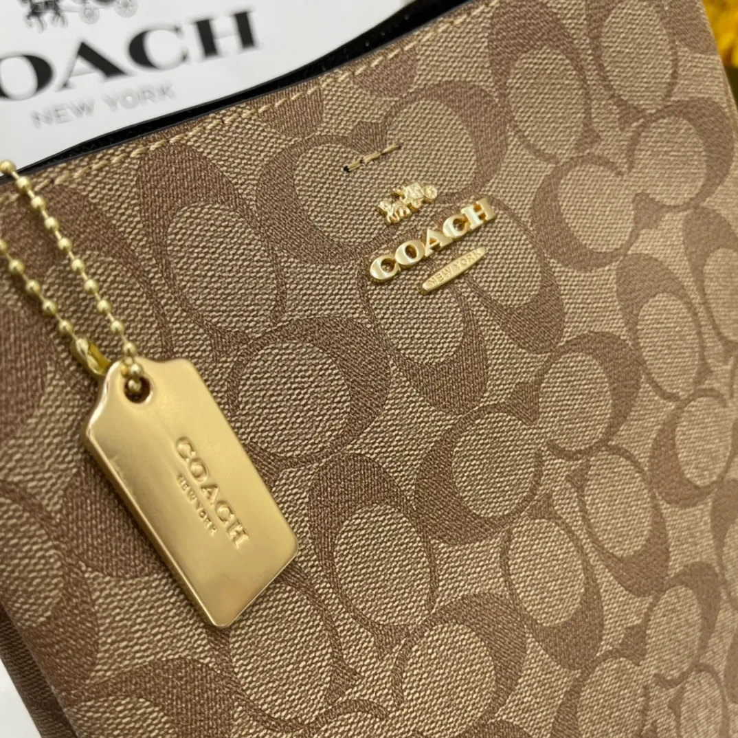 Top original order, batch 420💰Coach/Coach new model, new carriage bucket with small logo, simple and not fancy, versatile and beautiful, large capacity, hot model🔥, new model synchronized at the counter, sandwich zipper bag, imported first-layer cowhide, exquisite handwork, size 22X22X10, model 2312🌸