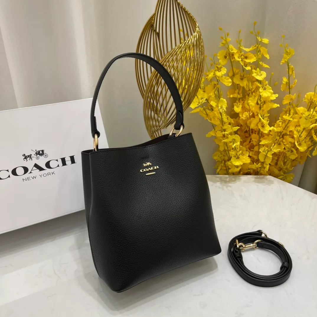 Batch 440💰 Coach/Coach new model, new carriage bucket with small logo, simple and not fancy, versatile and beautiful, large storage capacity, hot model🔥, new model synchronized at the counter, laminated zipper bag, imported cowhide, exquisite handwork, size 22X22X10, model 2312🌸