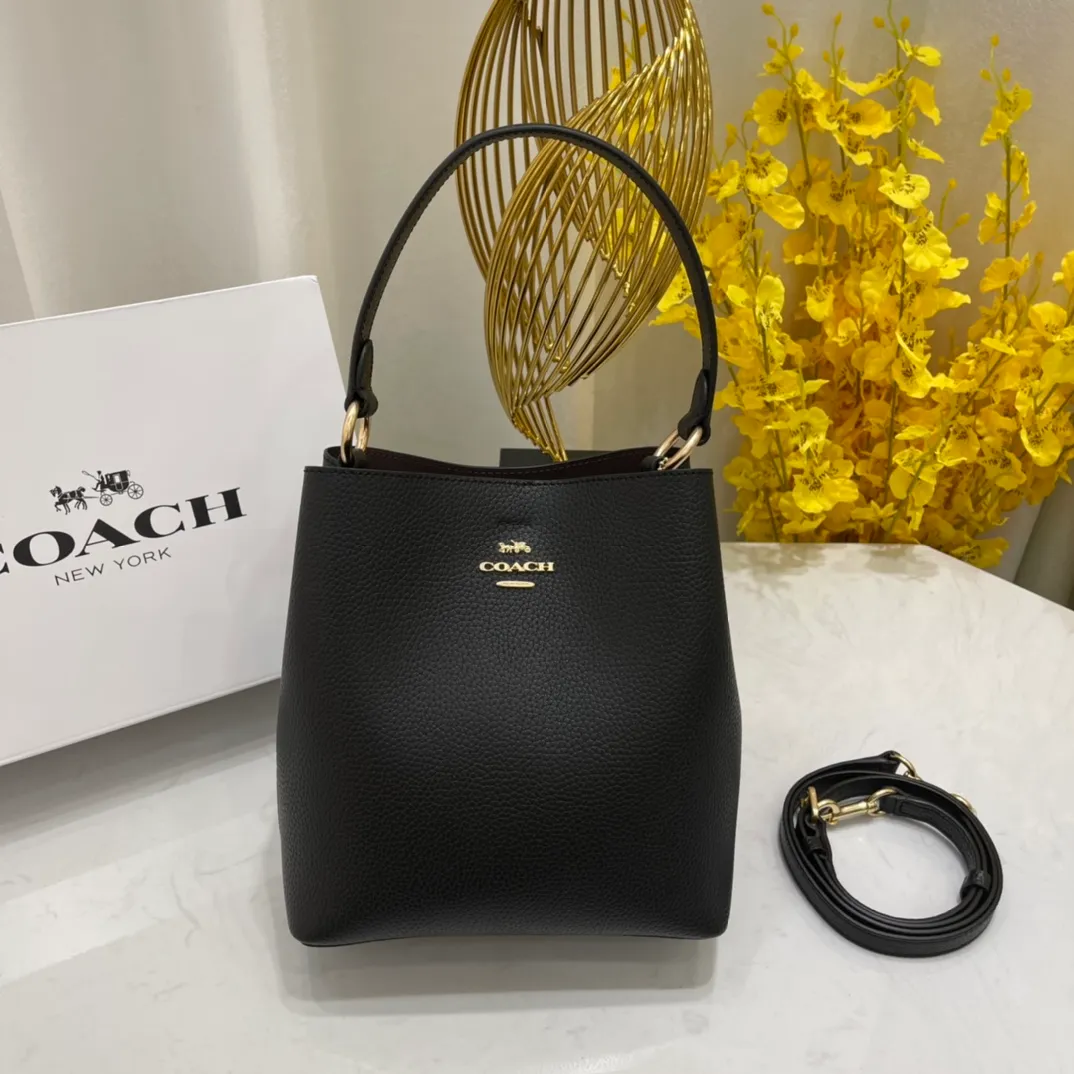 Batch 440💰 Coach/Coach new model, new carriage bucket with small logo, simple and not fancy, versatile and beautiful, large storage capacity, hot model🔥, new model synchronized at the counter, laminated zipper bag, imported cowhide, exquisite handwork, size 22X22X10, model 2312🌸