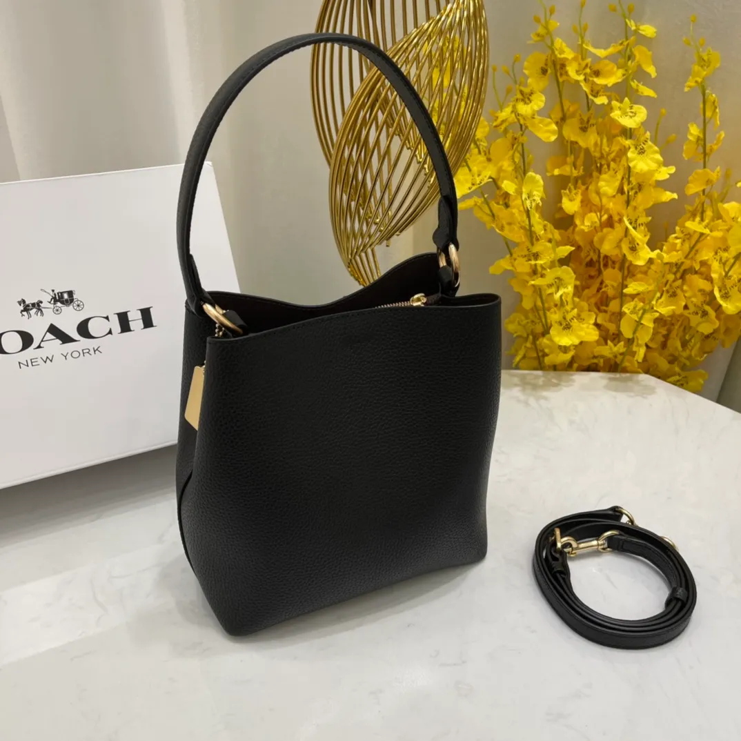 Batch 440💰 Coach/Coach new model, new carriage bucket with small logo, simple and not fancy, versatile and beautiful, large storage capacity, hot model🔥, new model synchronized at the counter, laminated zipper bag, imported cowhide, exquisite handwork, size 22X22X10, model 2312🌸