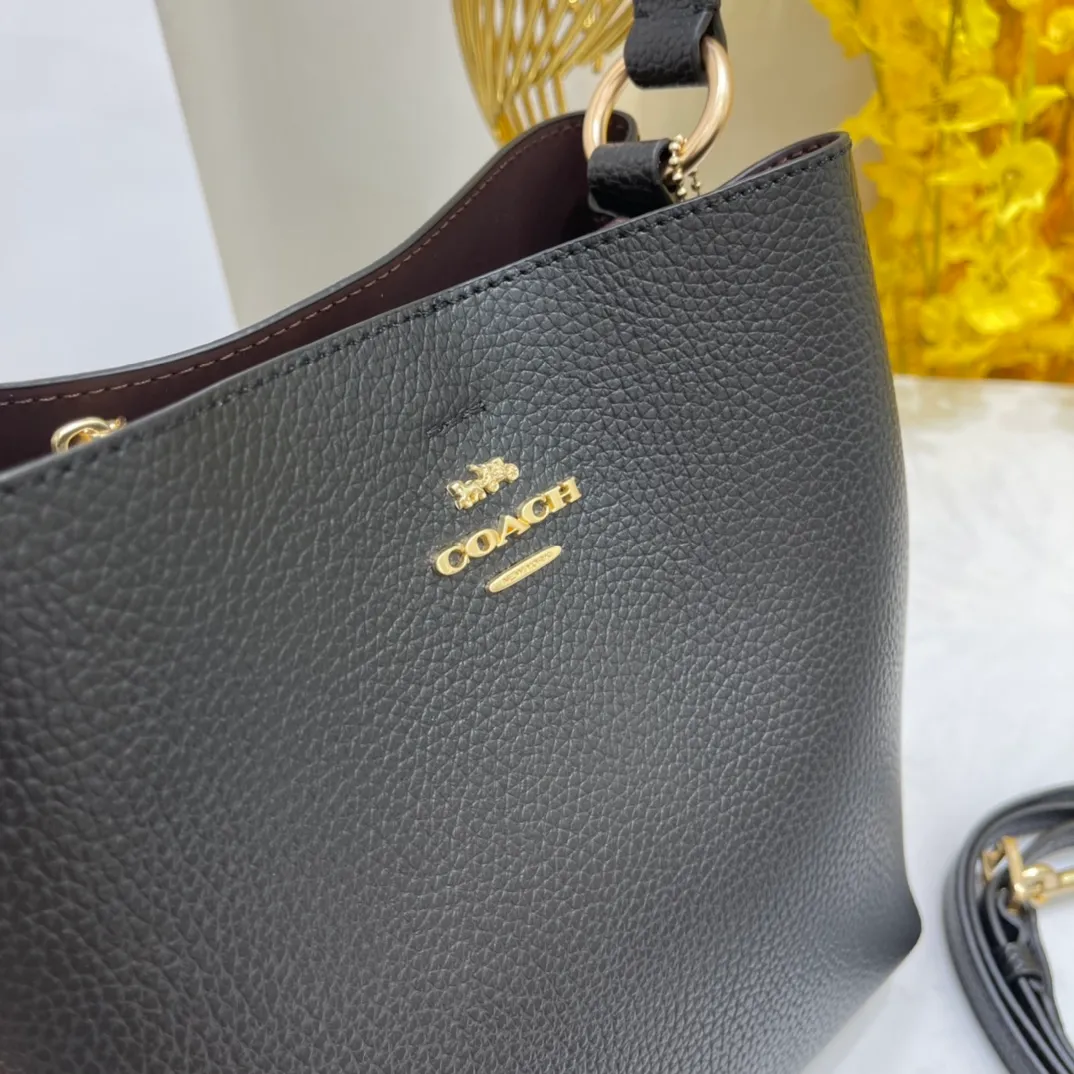 Batch 440💰 Coach/Coach new model, new carriage bucket with small logo, simple and not fancy, versatile and beautiful, large storage capacity, hot model🔥, new model synchronized at the counter, laminated zipper bag, imported cowhide, exquisite handwork, size 22X22X10, model 2312🌸