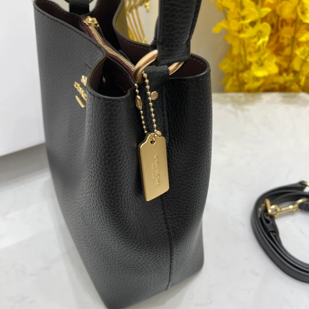 Batch 440💰 Coach/Coach new model, new carriage bucket with small logo, simple and not fancy, versatile and beautiful, large storage capacity, hot model🔥, new model synchronized at the counter, laminated zipper bag, imported cowhide, exquisite handwork, size 22X22X10, model 2312🌸
