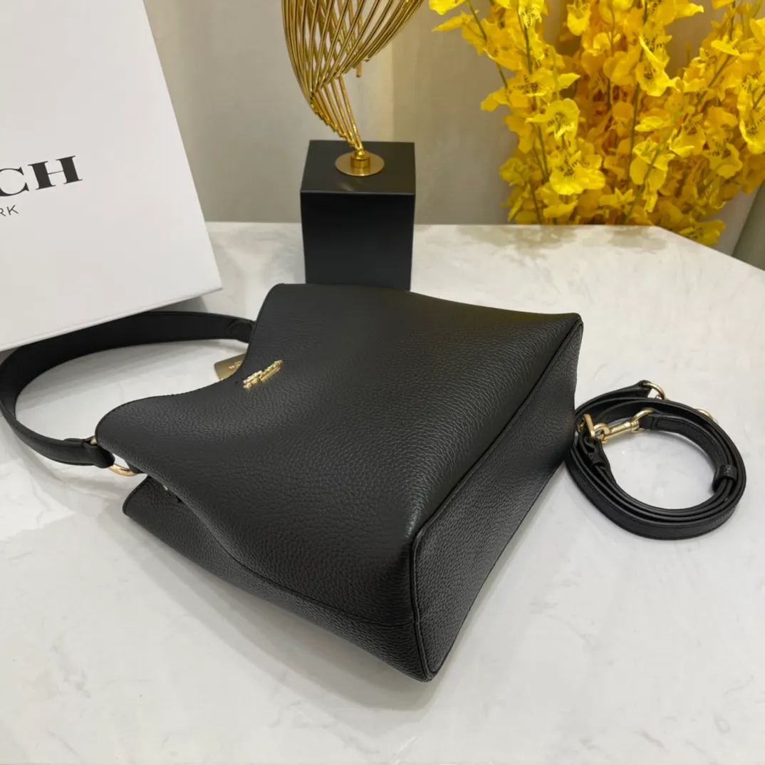 Batch 440💰 Coach/Coach new model, new carriage bucket with small logo, simple and not fancy, versatile and beautiful, large storage capacity, hot model🔥, new model synchronized at the counter, laminated zipper bag, imported cowhide, exquisite handwork, size 22X22X10, model 2312🌸
