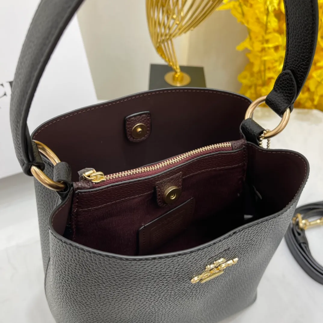 Batch 440💰 Coach/Coach new model, new carriage bucket with small logo, simple and not fancy, versatile and beautiful, large storage capacity, hot model🔥, new model synchronized at the counter, laminated zipper bag, imported cowhide, exquisite handwork, size 22X22X10, model 2312🌸