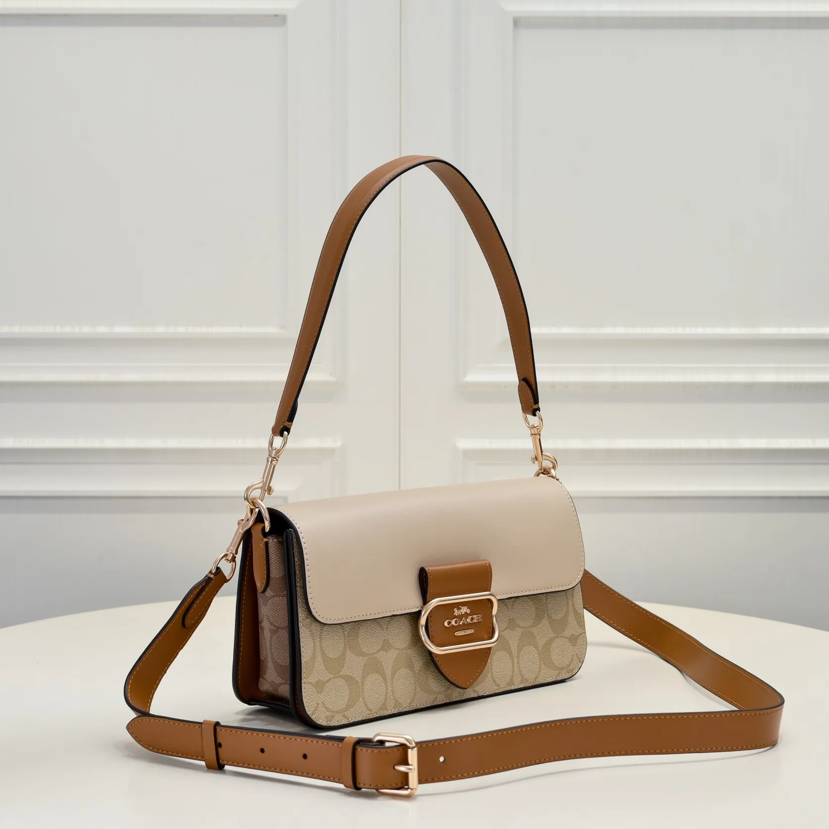 P440 [Top original order] New COACH MORGAN classic one-shoulder cross-body armpit bag CR332 milk tea splicing design ~ two different shades of presbyopic fabrics, exquisite and layered, elegant and generous ~ visually very harmonious and versatile! Size:26.5*6.5*14cm
